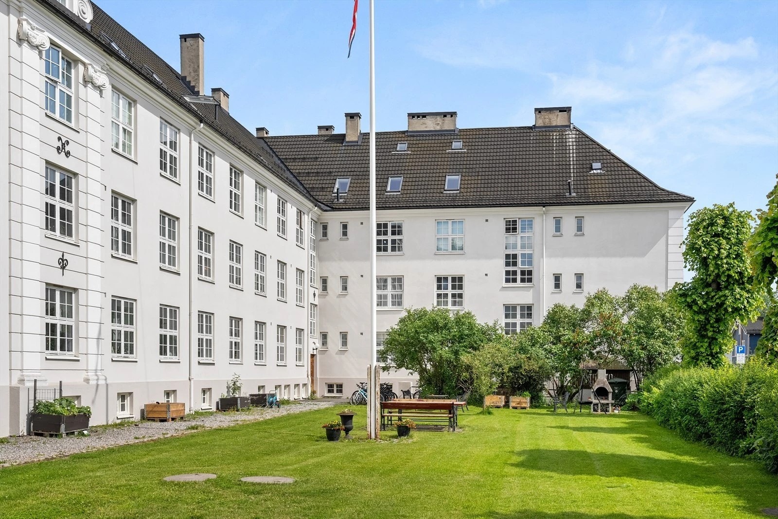 Bakgården om sommeren. Galleribilde