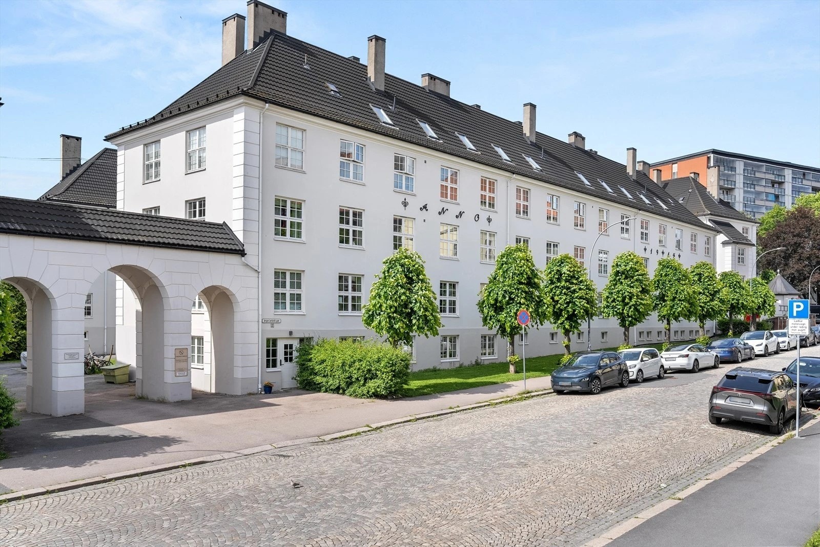 Fasade om sommeren. Galleribilde