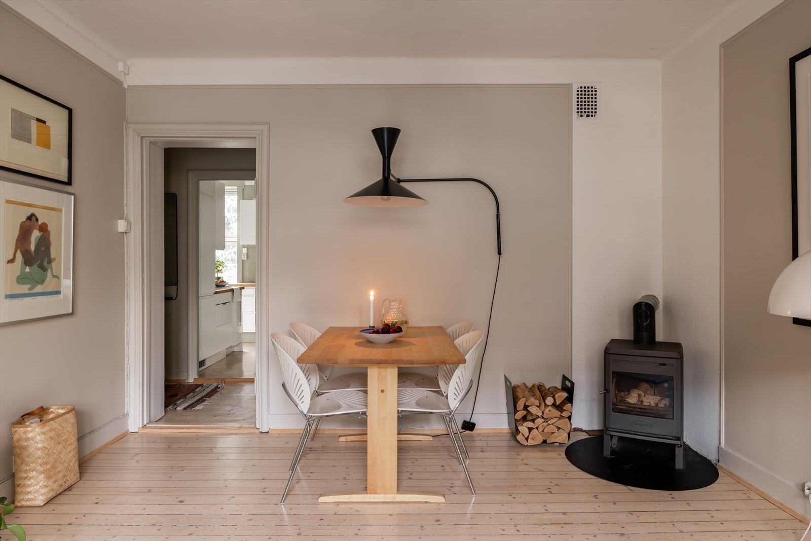 Her har man god plass til å invitere venner og familie på middag. Galleribilde