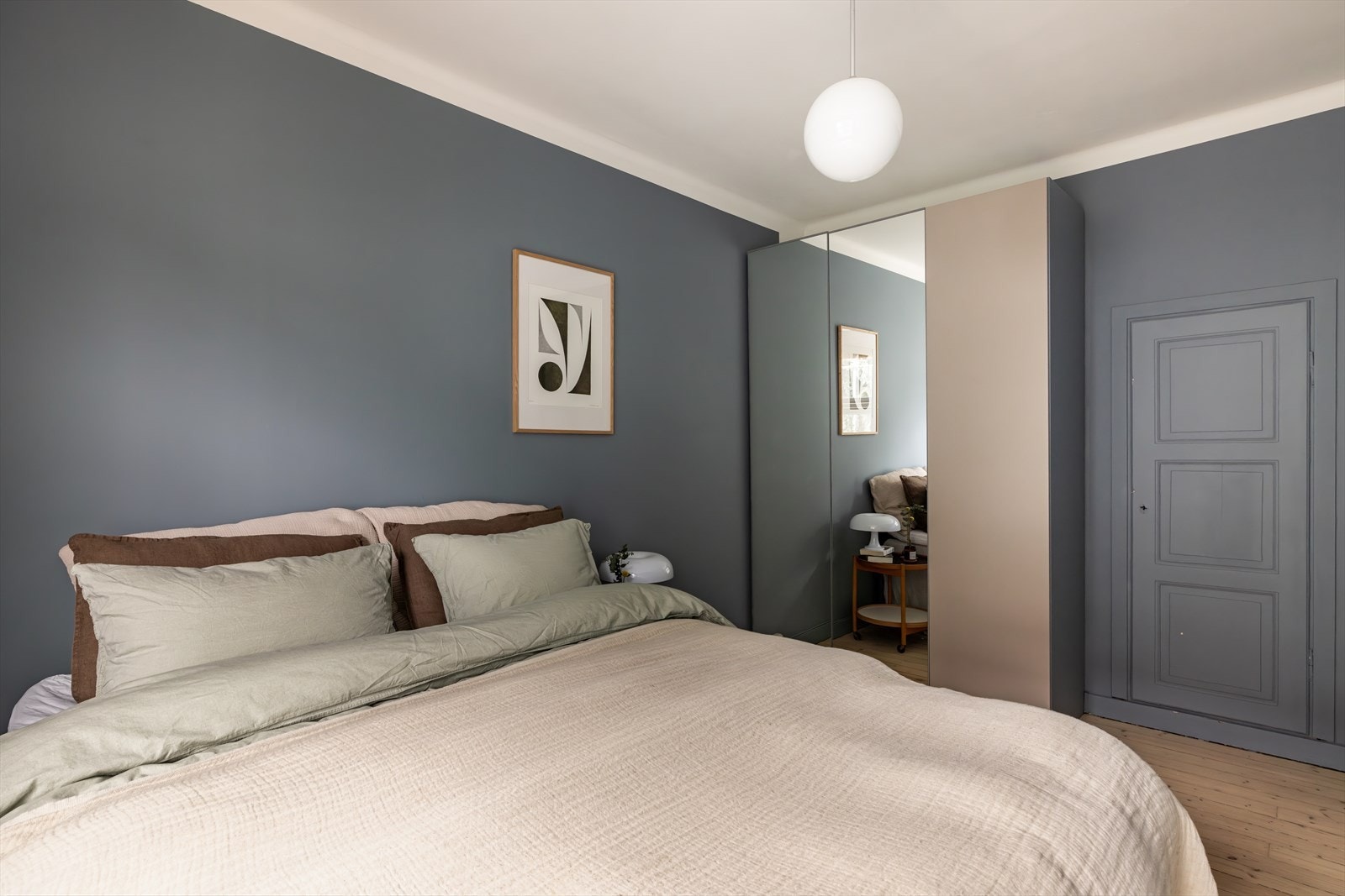 Soverommet er malt i en behagelig, delikat blåfarge. Galleribilde