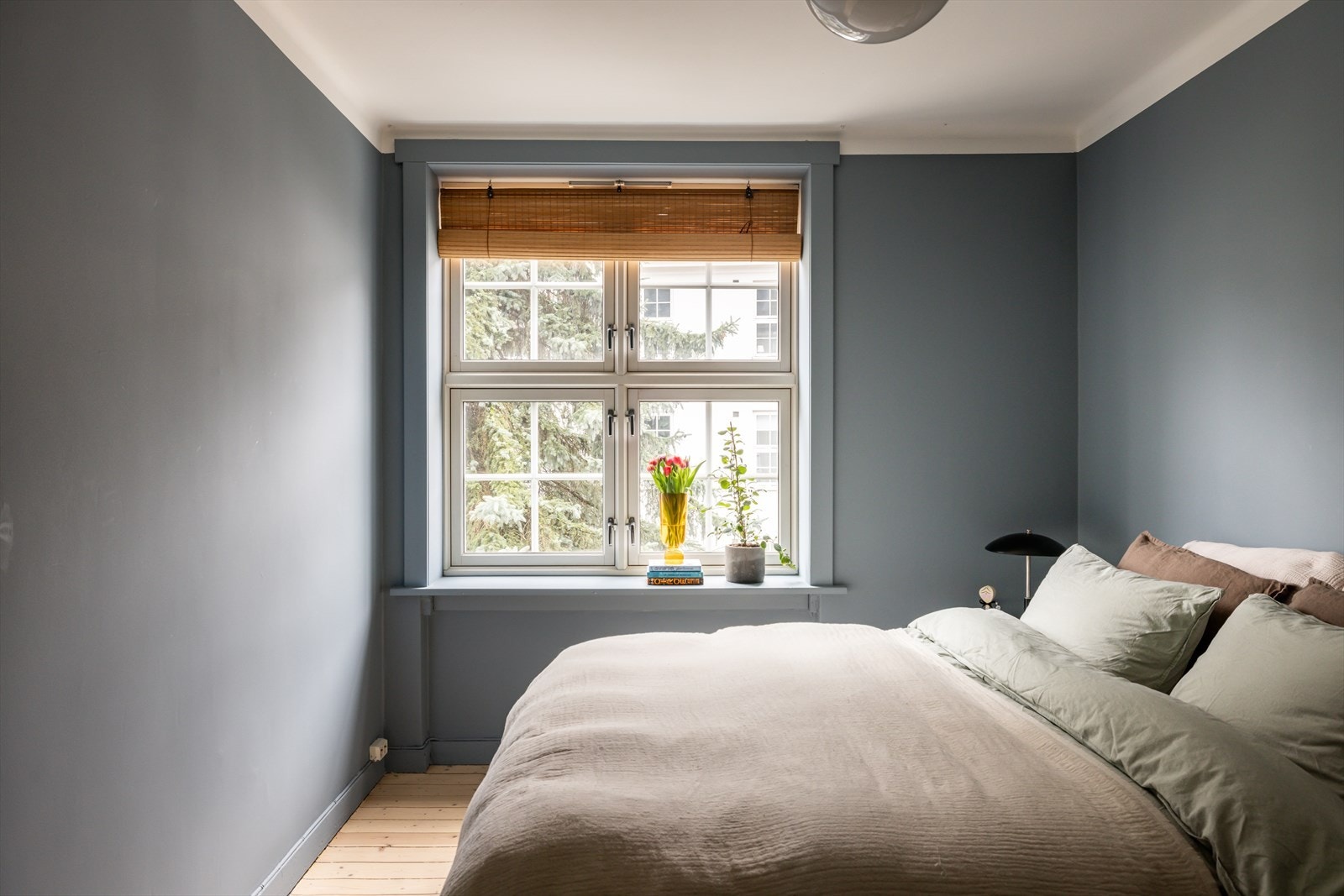 Legg merke til det store vinduet med dyp vinduskarm. Galleribilde