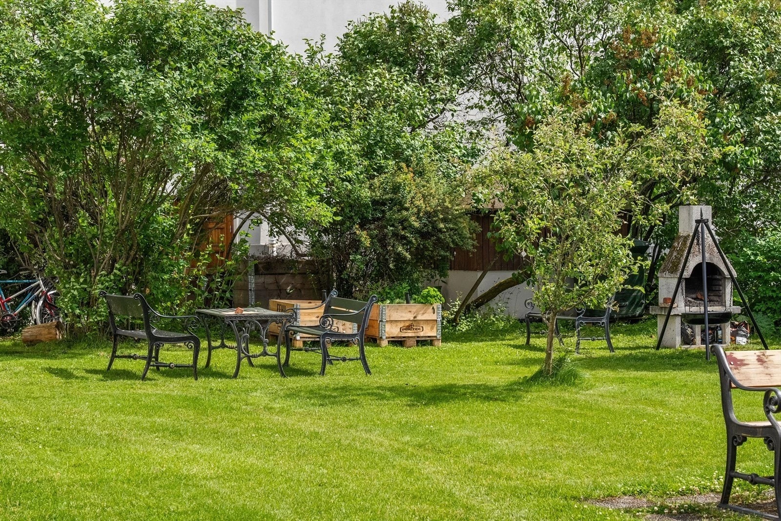 Hyggelig bakgård med mulighet for å bruke fellesarealer og grill i bakgård til private selskaper. Galleribilde