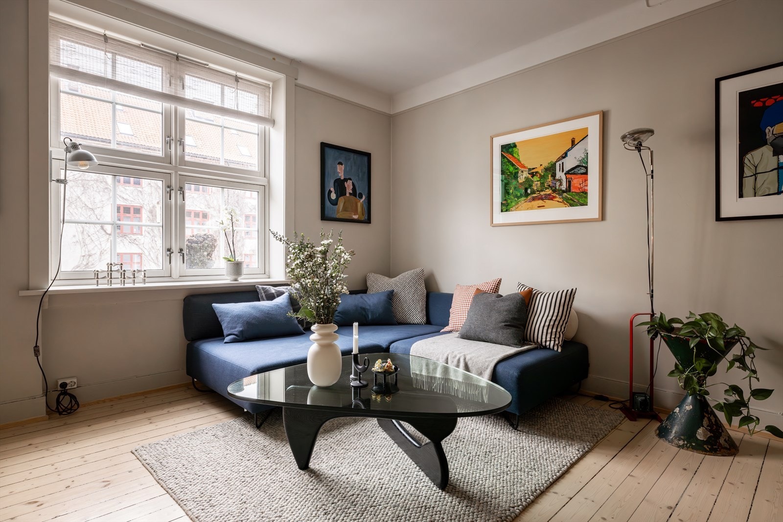 Leiligheten byr på klassiske detaljer som originalt tregulv, generøs takhøyde og store vinduer med sprosser. Galleribilde