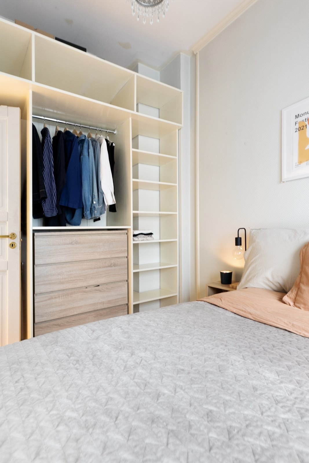 Stort, plassbygget garderobe gir plass for klær og sko. Soverommet vender ut mot stille bakgård, skjermet fra trafikk og støy. Her kan en god natts søvn nytes! Galleribilde