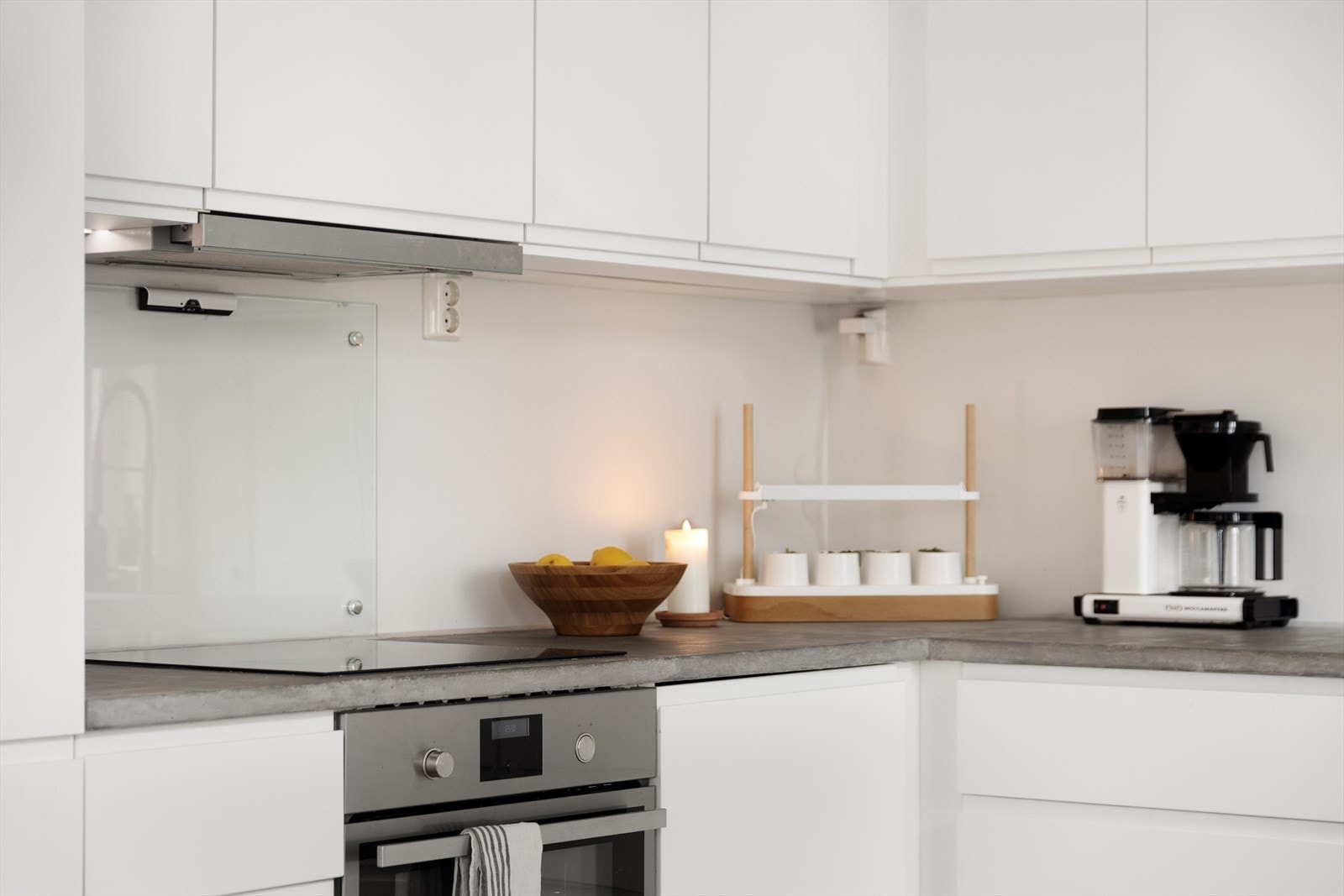 Selve kjøkkeninnredningen ble montert i 2016 og har hvite, matte fronter og laminat benkeplate. Skapskrogene strekker seg helt opp til taket, noe som gir rikelig med oppbevaringsplass. Galleribilde