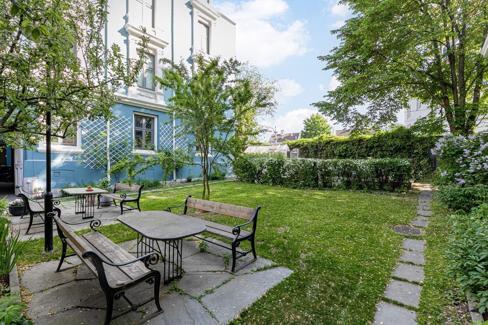 Fra hyggelig, frodig bakgård er det enkel adkomst til leiligheten som ligger i byggets 2. etasje. Her kan vår- og sommerdager tilbringes med venner og naboer. Galleribilde