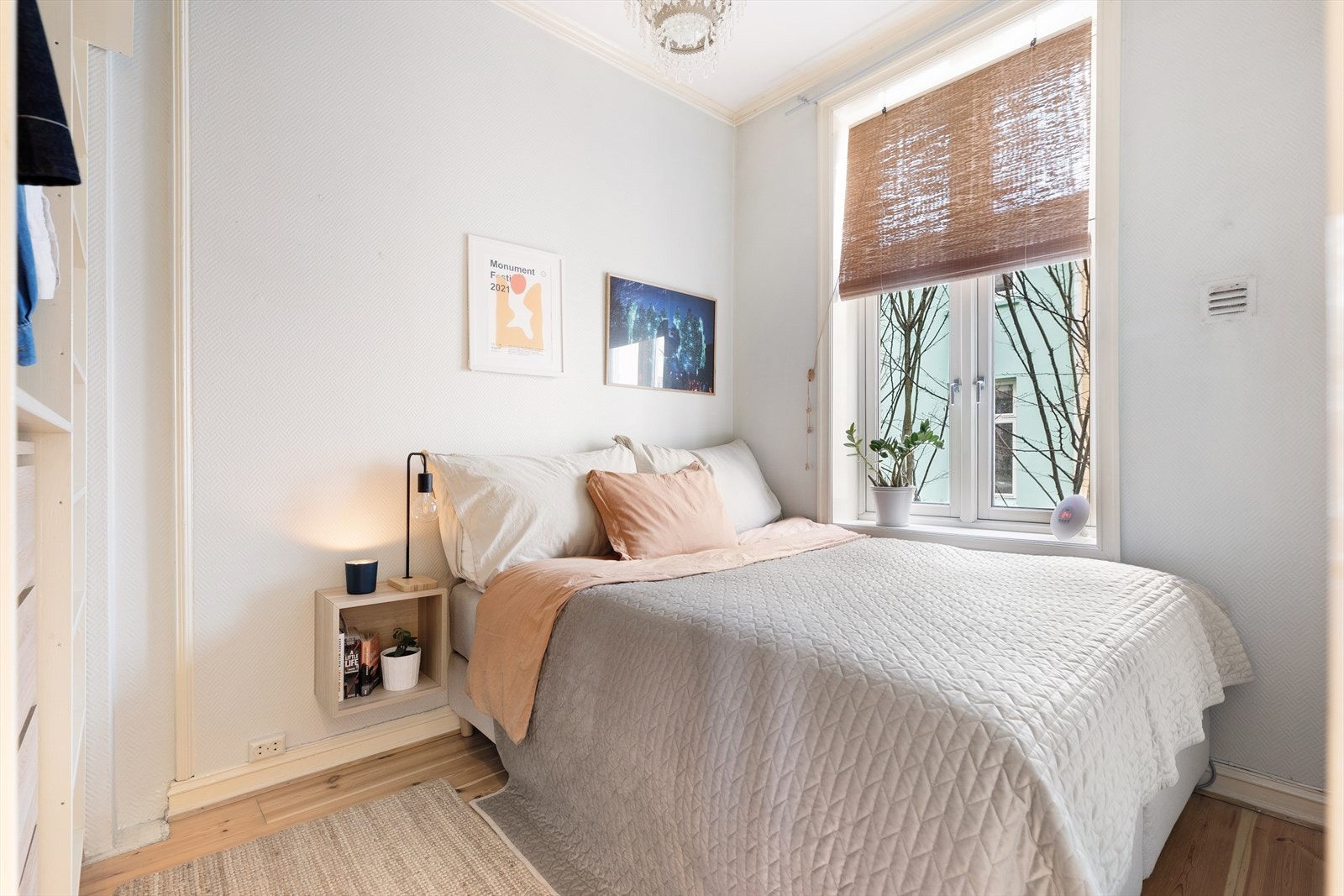 Boligens hovedsoverom er lunt og innbydende med god plass til seng, tilhørende nattbord og kommode. Galleribilde