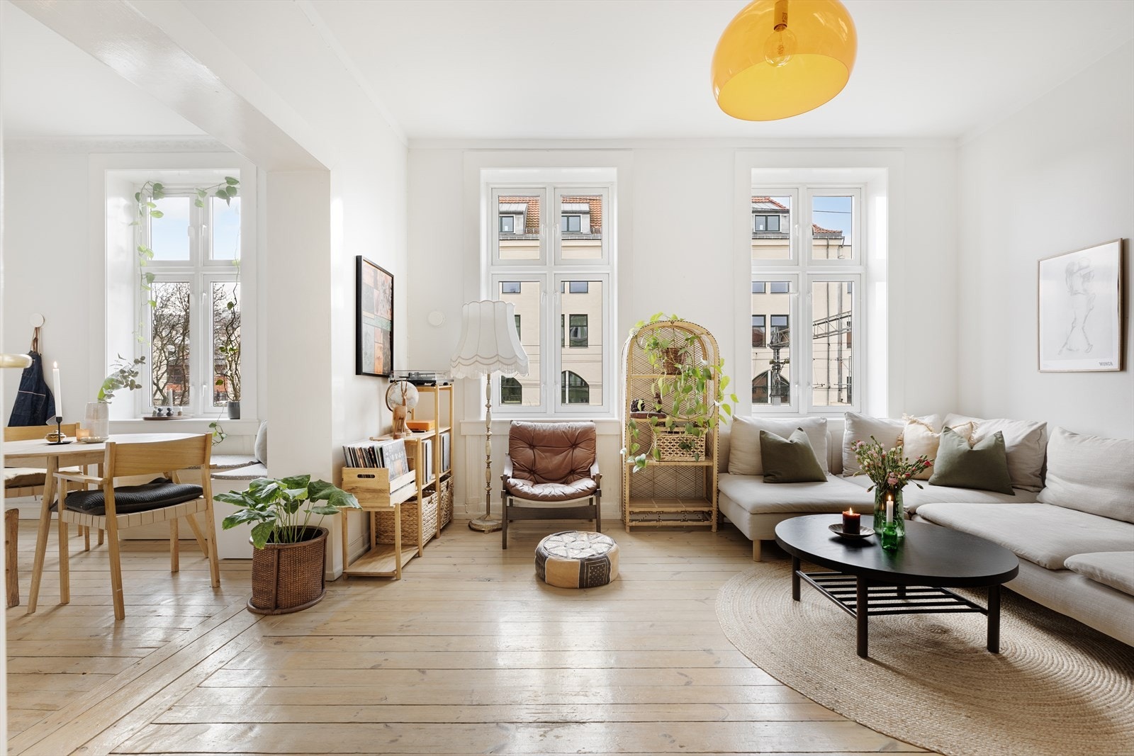 Velkommen til Schweigaards gate 87! Her får dere et svært sjarmerende hjem med en fantastisk kombinasjon av klassiske detaljer og moderne løsninger! Vi ses på visning! Galleribilde