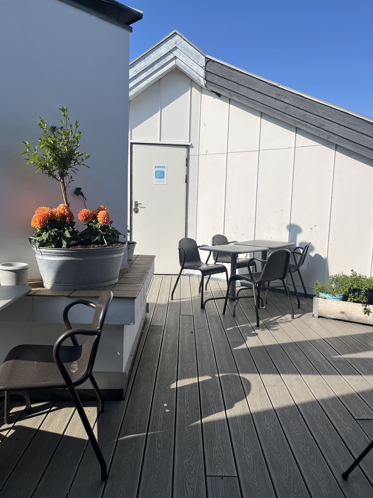 Ta en pause fra hjemmekontoret og nyt en hyggelig lunsj her oppe. Galleribilde