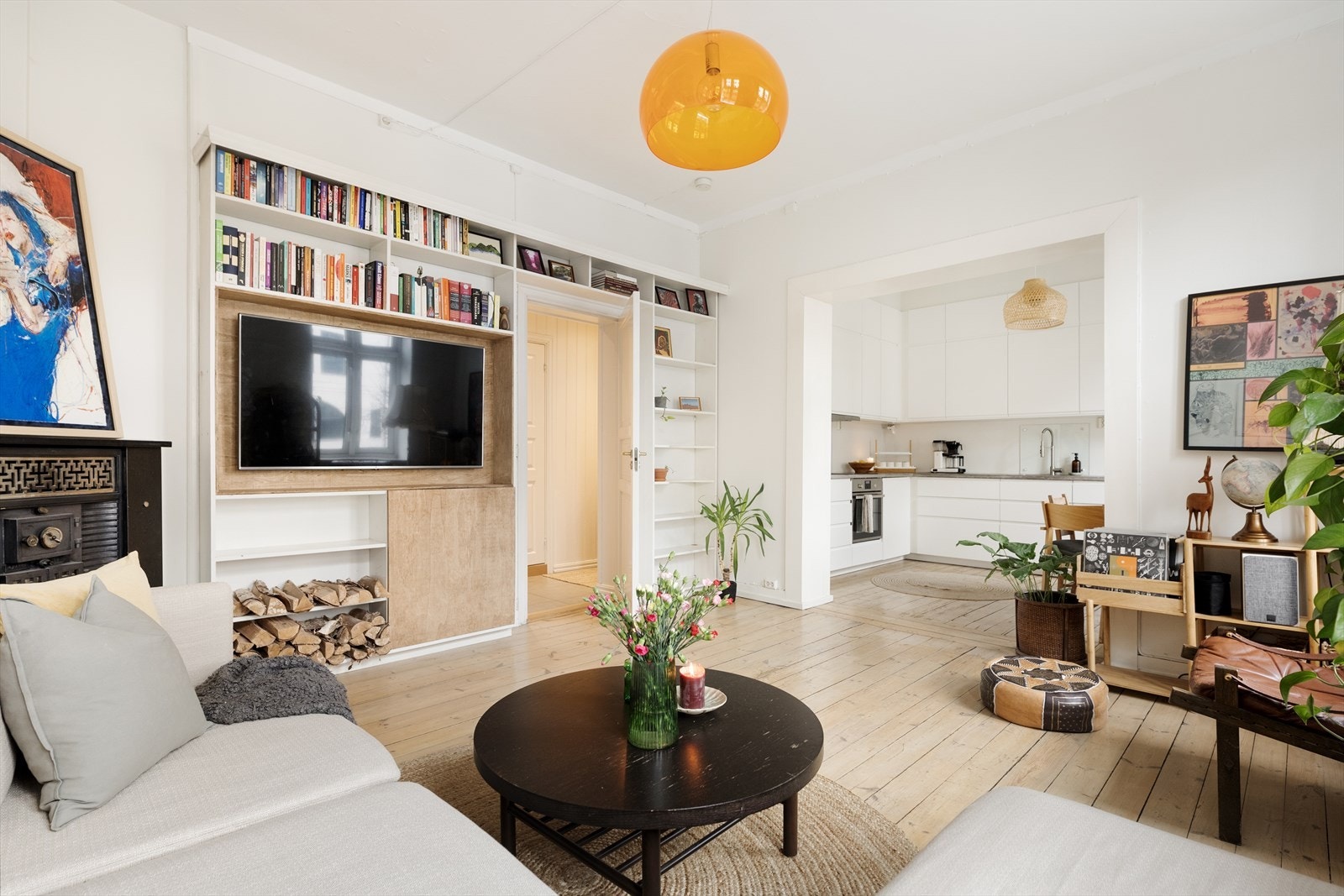 En sosial, åpen løsning mellom stue og kjøkken gjør det enkelt og sosialisere og kokkelere på samme tid! Galleribilde