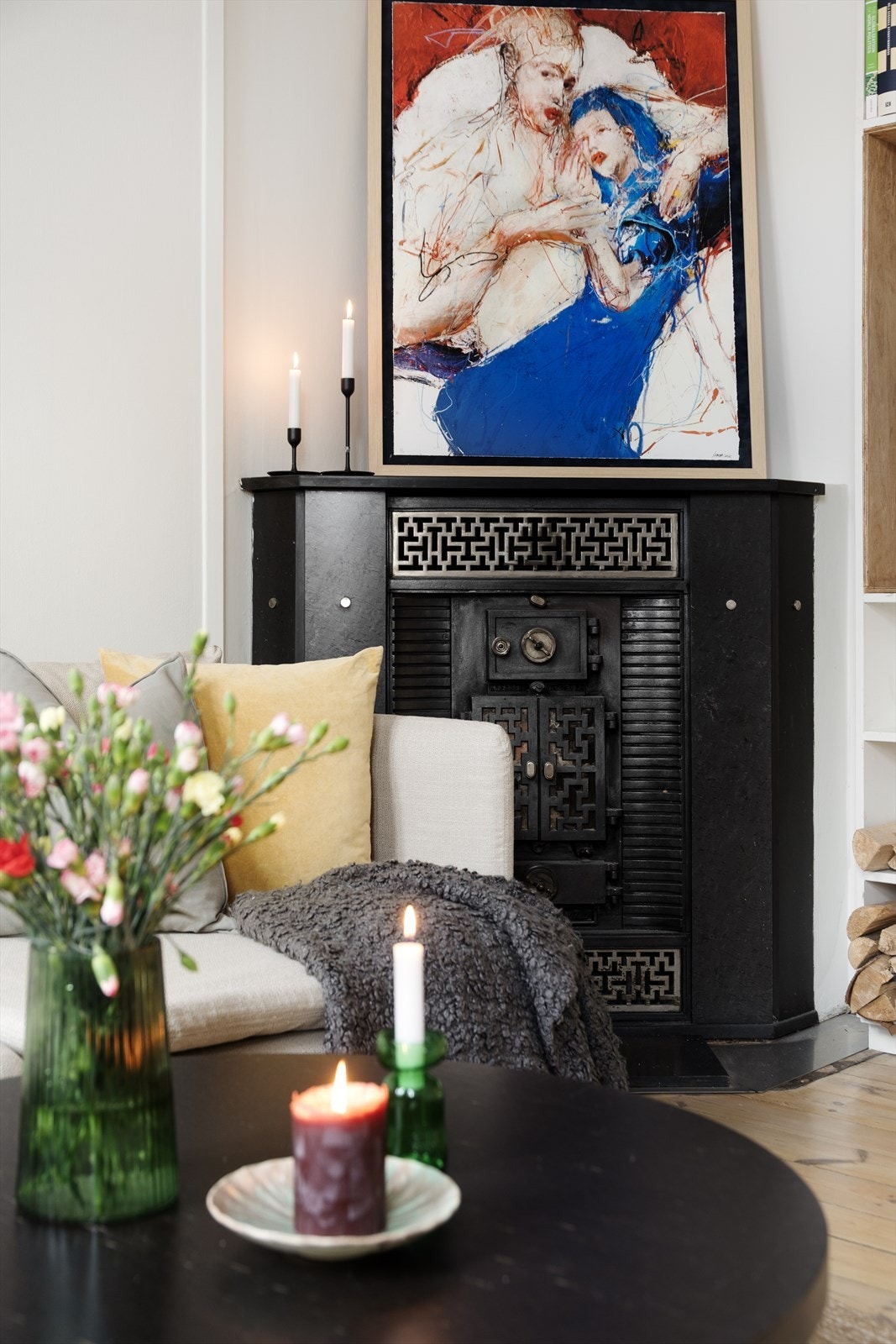 I hjørne av rommet er det originale peisen plassert - denne sikrer varme og hygge på kalde høst- og vinterkvelder. Dette er rom dere vil stortrives i! Galleribilde