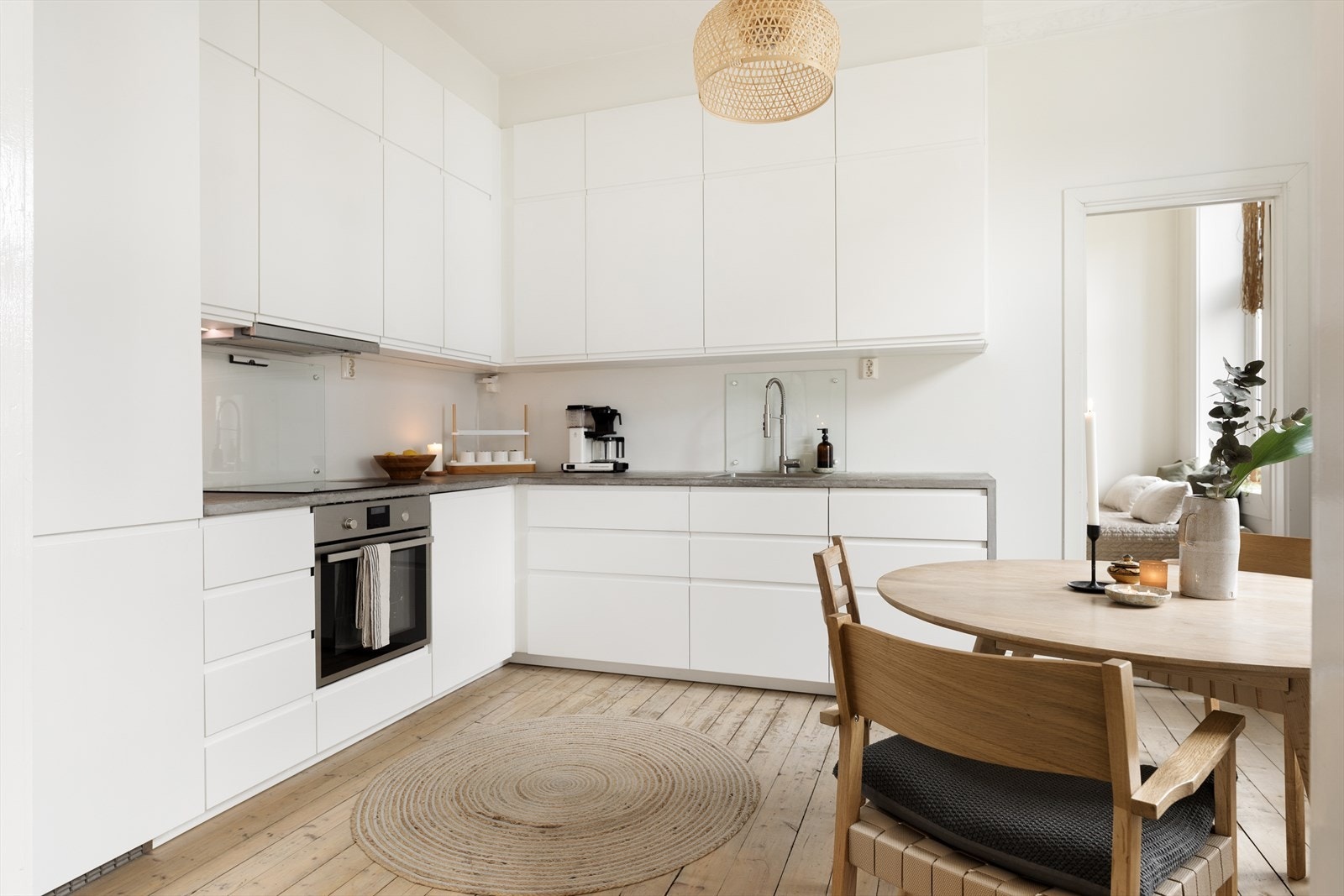 Kjøkkenrommet er stort med plass til sosialt spisebord ved vinduet. Galleribilde