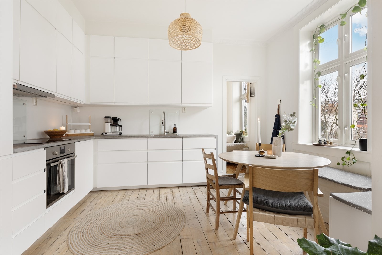 Av hvitevarer følger komfyr, platetopp, oppvaskmaskin og kjøl/fryseskap. Galleribilde