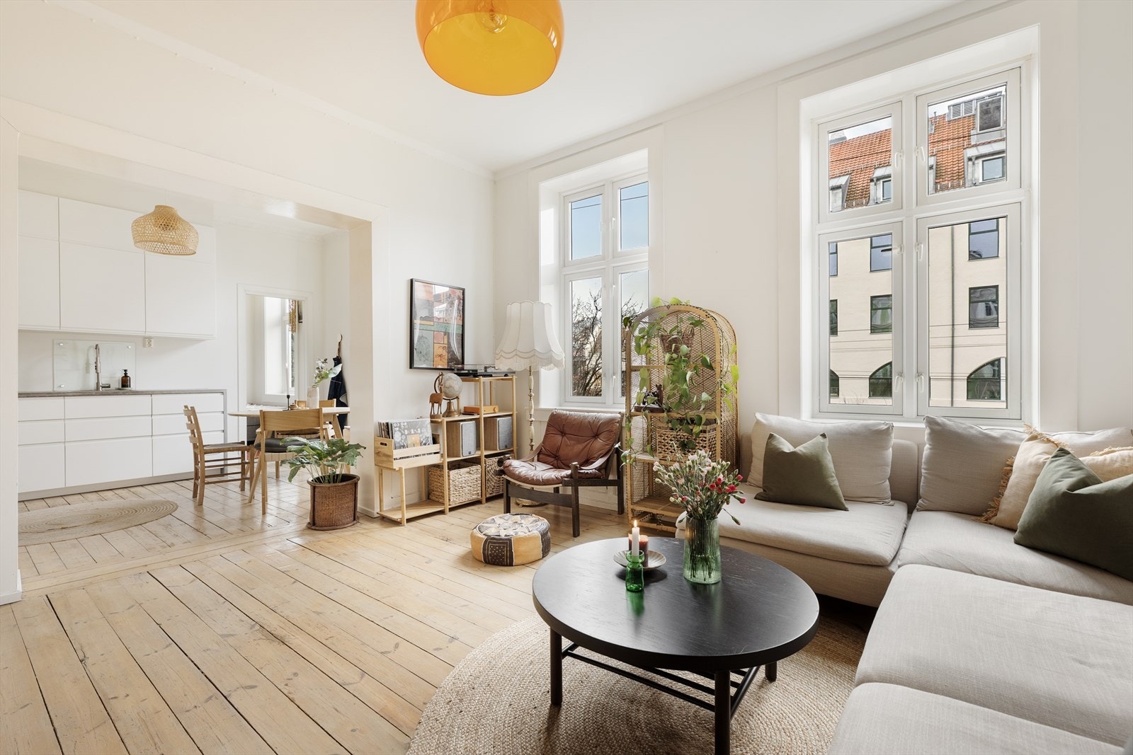 De lysmalte veggene harmonerer fint med det originale, slipte tregulvet som strekker seg igjennom hele boligen. Galleribilde