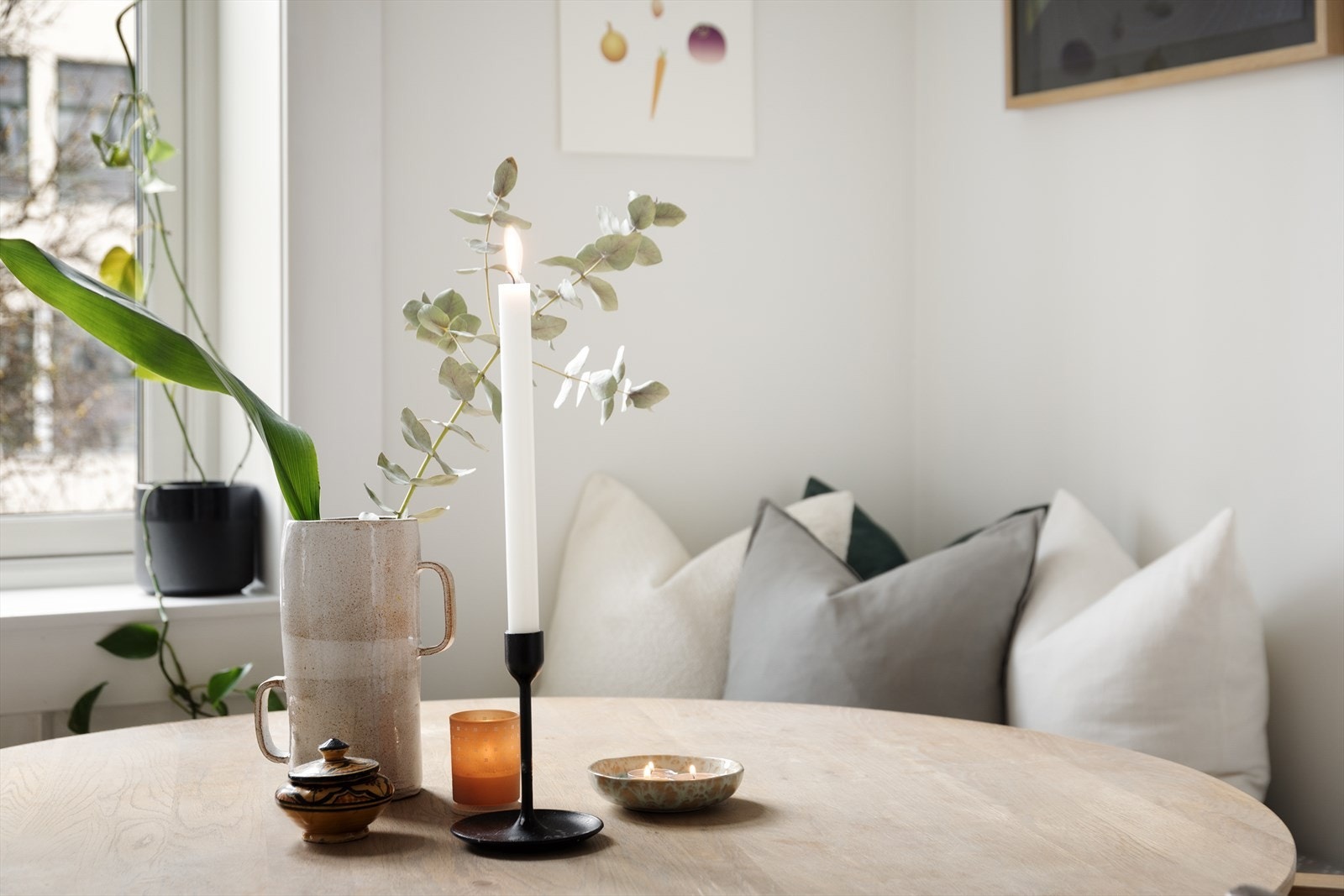 Praktisk, plassbygget sittebenk gir rom for flere gjester! Galleribilde