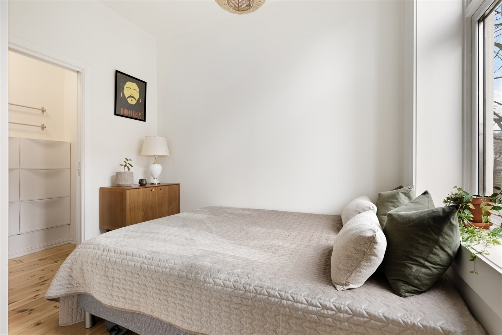 Rommets størrelse gjør det enkelt å møblere etter eget ønske og behov. Soverommet ligger i tilknytning til en innvendig bod som egner seg godt som walk-in closet. Her er det masse oppbevaringsplass. Galleribilde