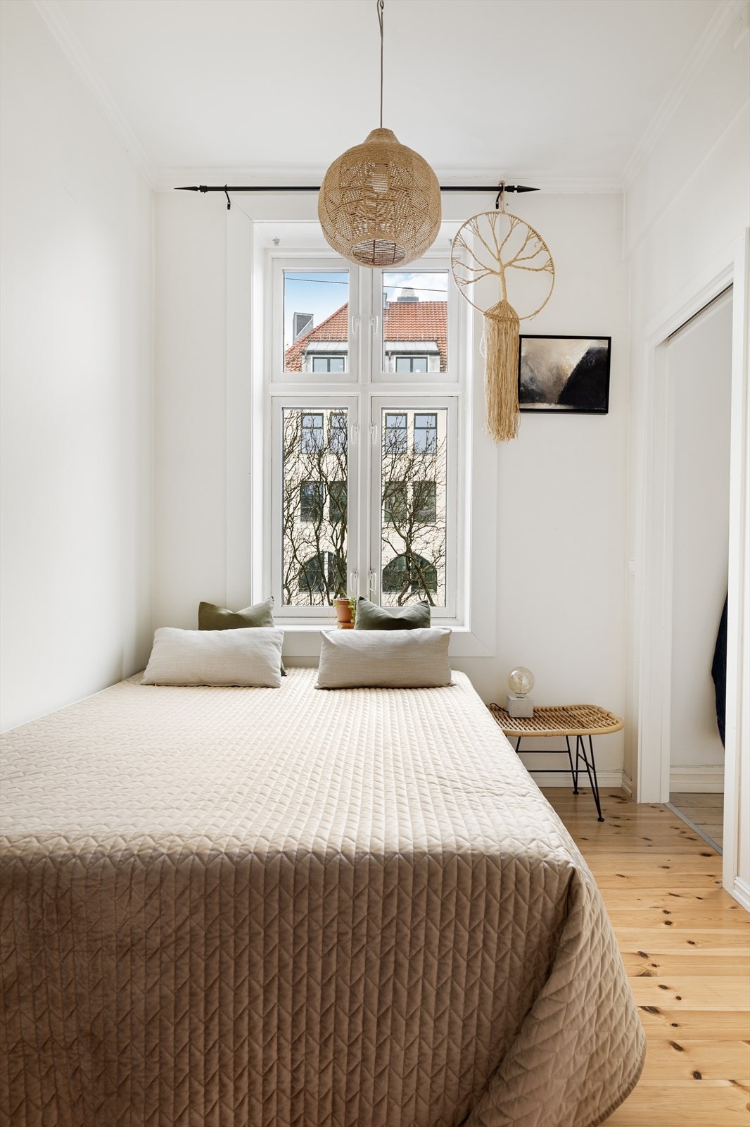 Boligens andre soverom har adkomst fra kjøkkenet og egner seg utmerket som barnerom eller gjesterom. Galleribilde