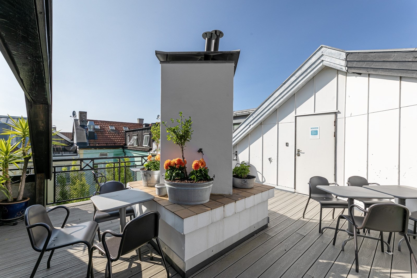 Beboerne har tilgang til en herlig, felles takterrasse med sol hele dagen. Takterrassen er møblert med sittegrupper og hyggelig beplanting. Her kan de varme vår- og sommerdagene nytes på sitt beste! Galleribilde