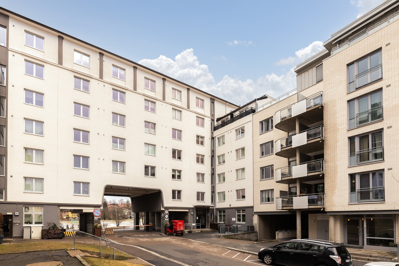 Fasade. Gjennomgang til Voldsløkka som ligger på den andre siden av bygget. Galleribilde