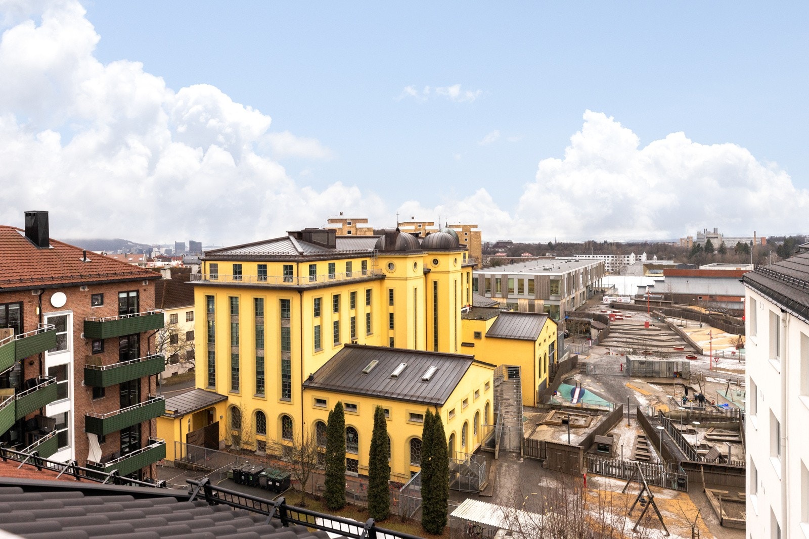 Utsikt over byens tak fra en av takterrassene. Galleribilde