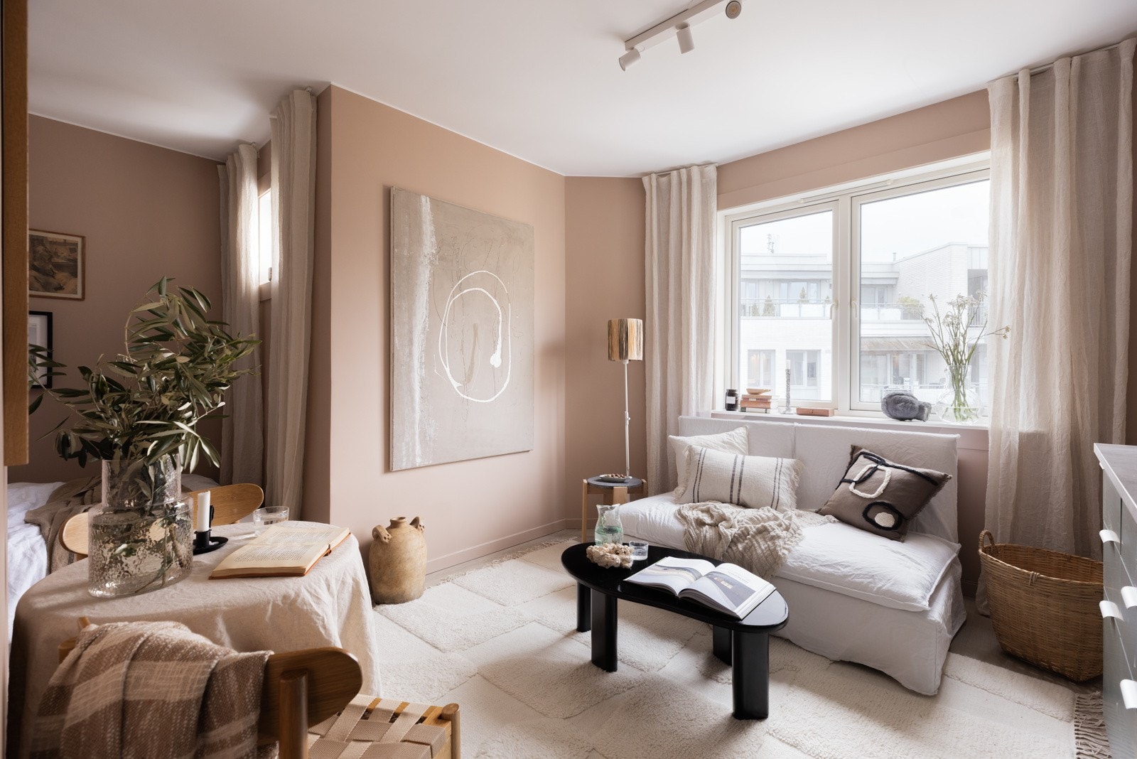 Koselig åpen løsning med godt med lysinnslipp! Galleribilde