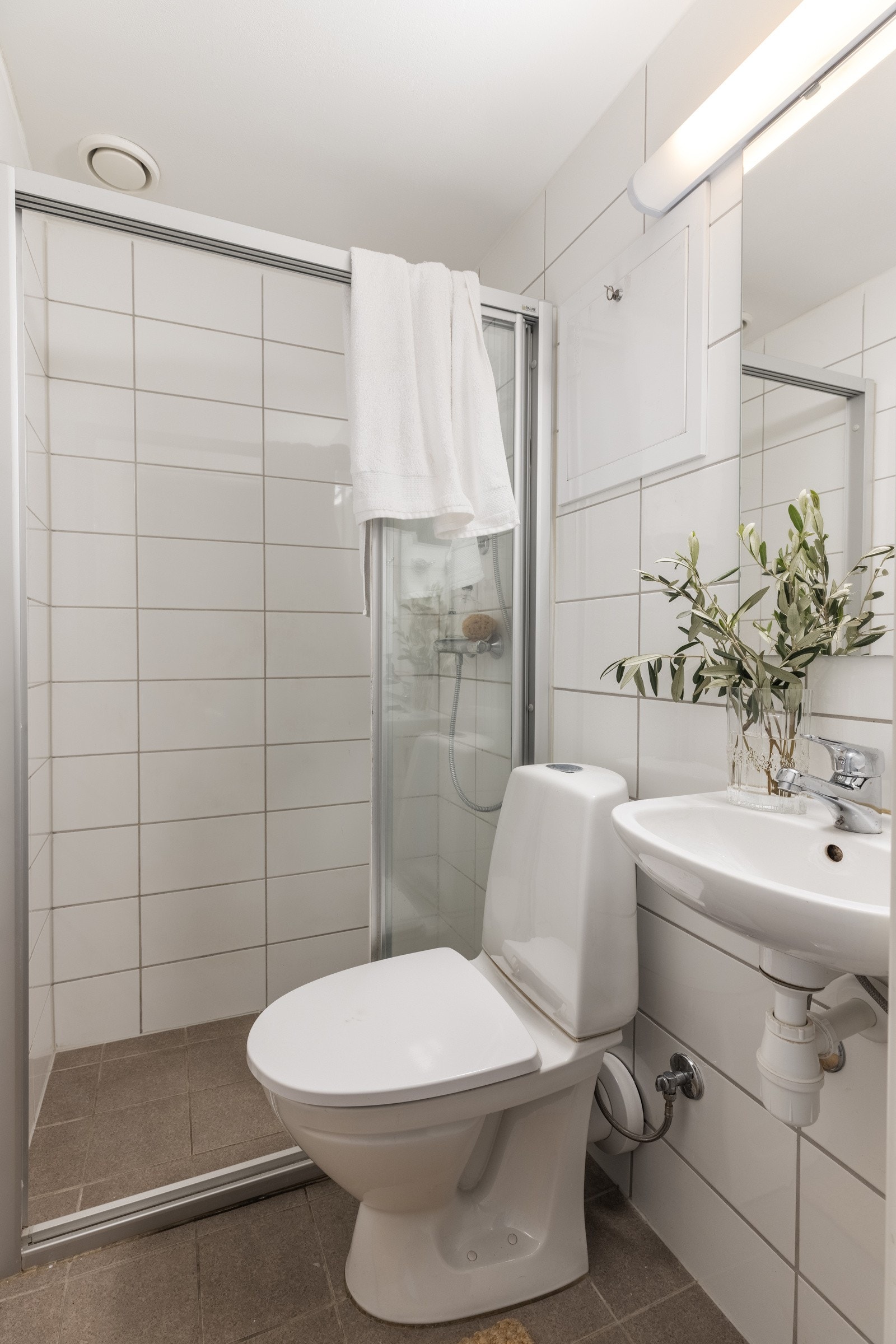 Badet har dusj, servant, WC og gulv med varmekabler. Galleribilde