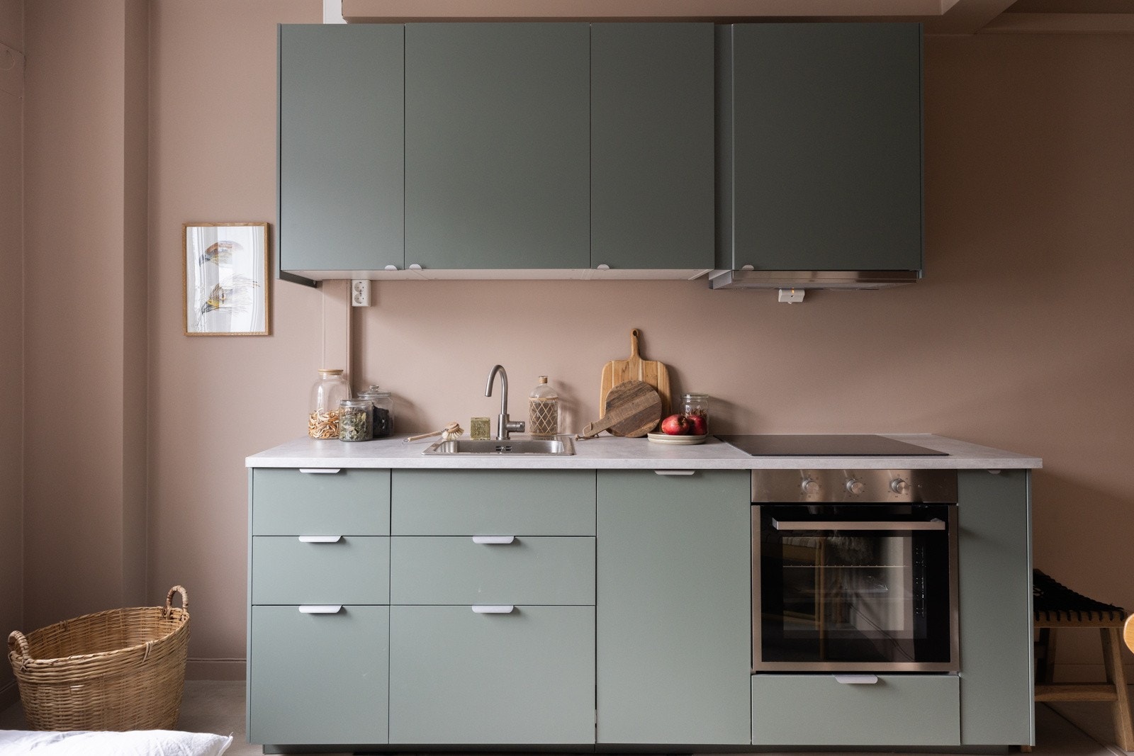 Kjøkkenet har integrert oppvaskmaskin, komfyr og platetopp. Galleribilde