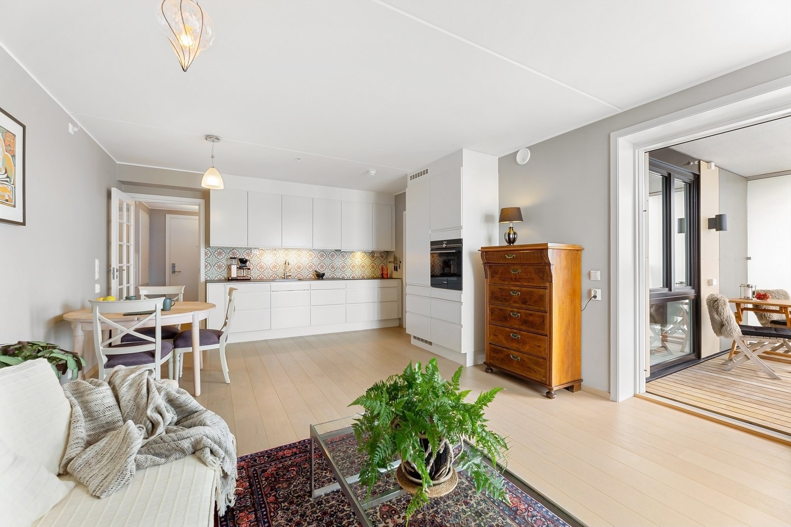 Leiligheten oppleves som lys og luftig. Overflatene er lysmalt og det er en flott 1-stavs parkett på gulv. Galleribilde