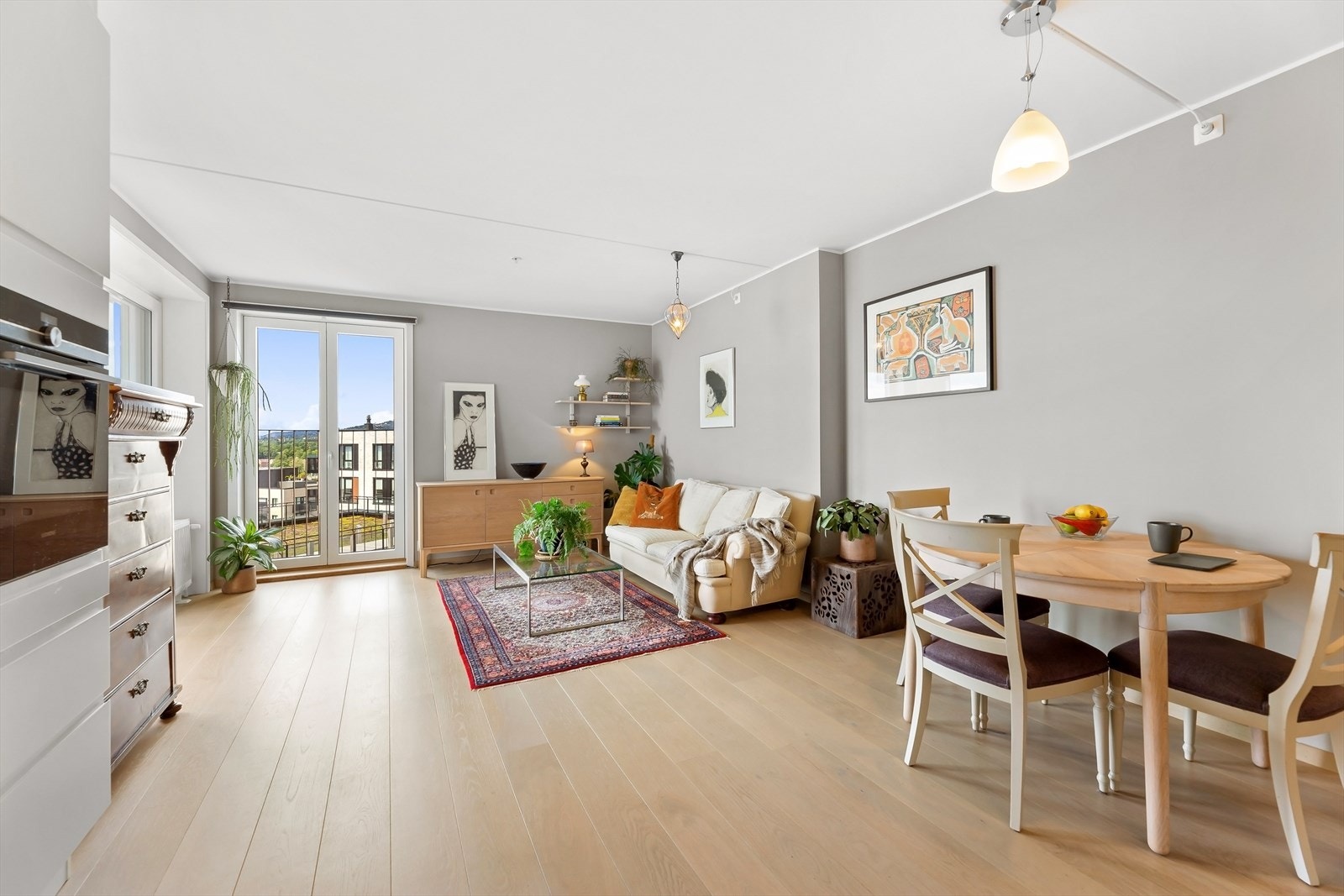Stuen kan naturlig deles inn i ulike soner med plass til sofagruppe, TV-møbler og spiseplass. Galleribilde
