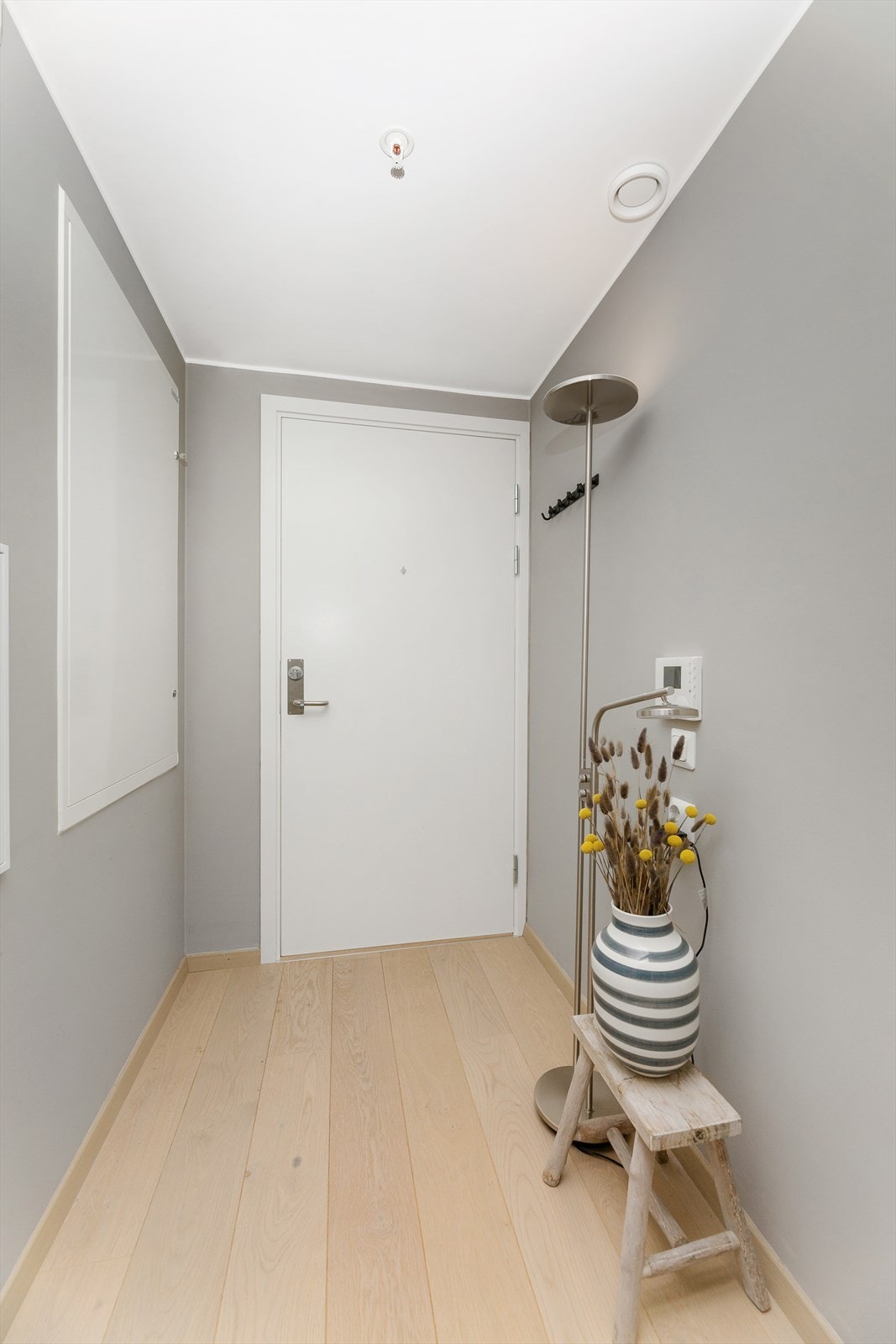 Velkommen inn! Leiligheten har en lys entré som gir et umiddelbart godt førsteinntrykk. Galleribilde