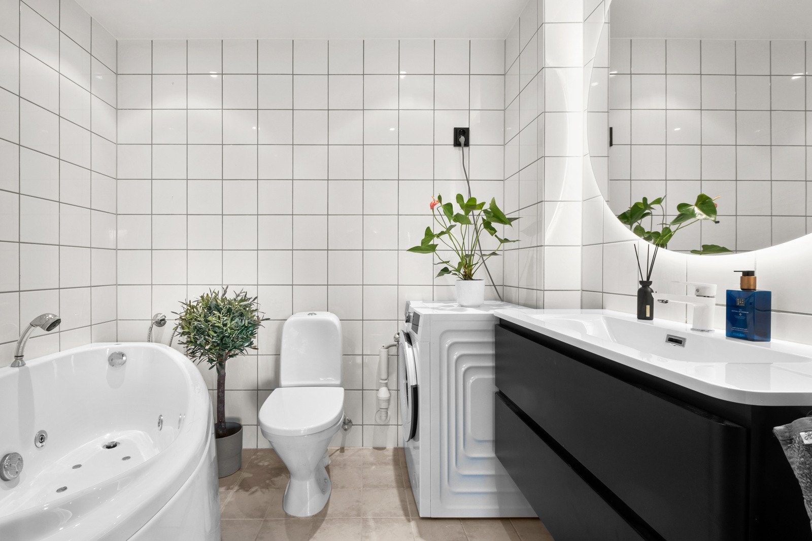 Stort og delikat flislagt bad med varme i gulv. Galleribilde