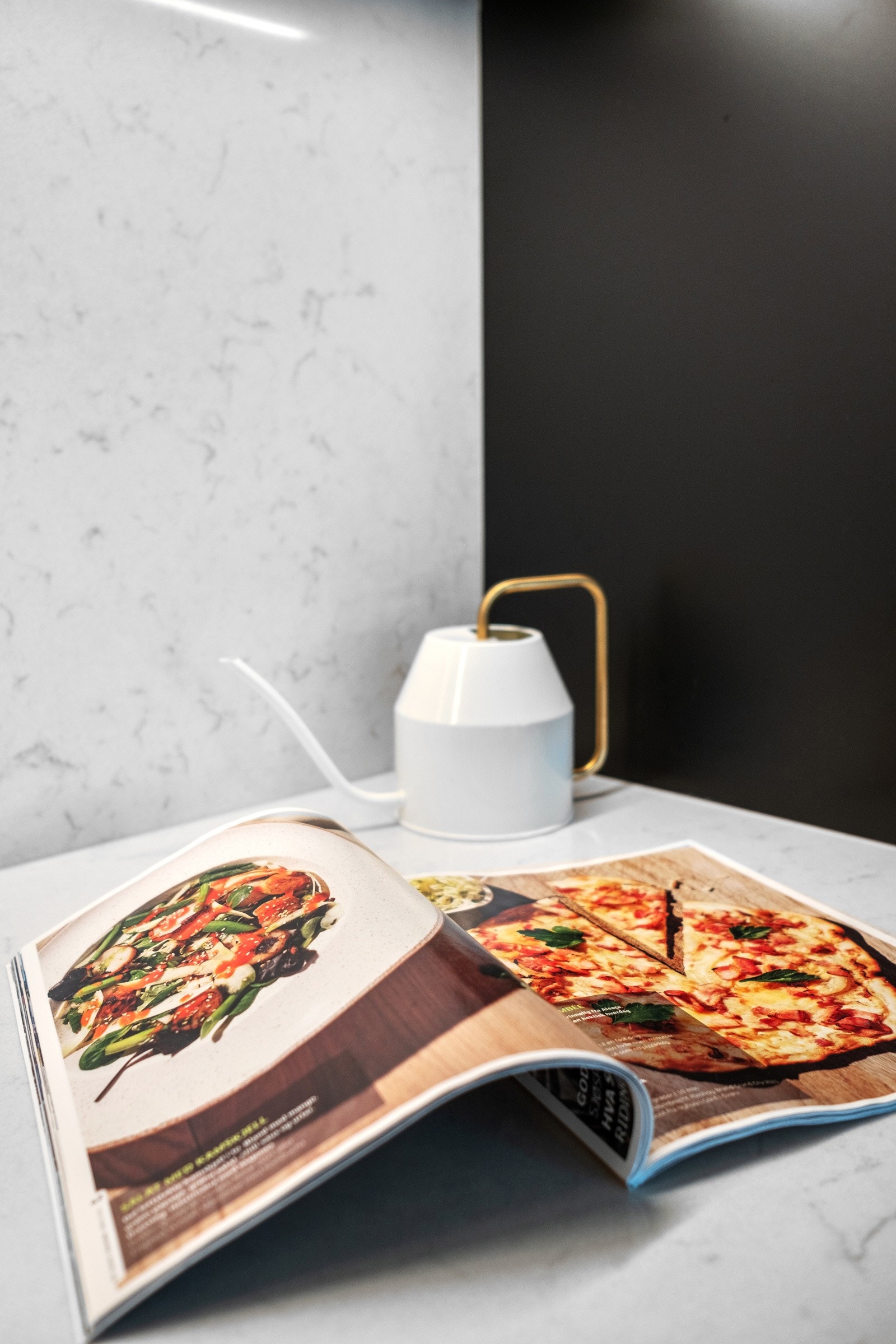 Den lyse benkeplaten skaper en stilfull kontrast. Galleribilde