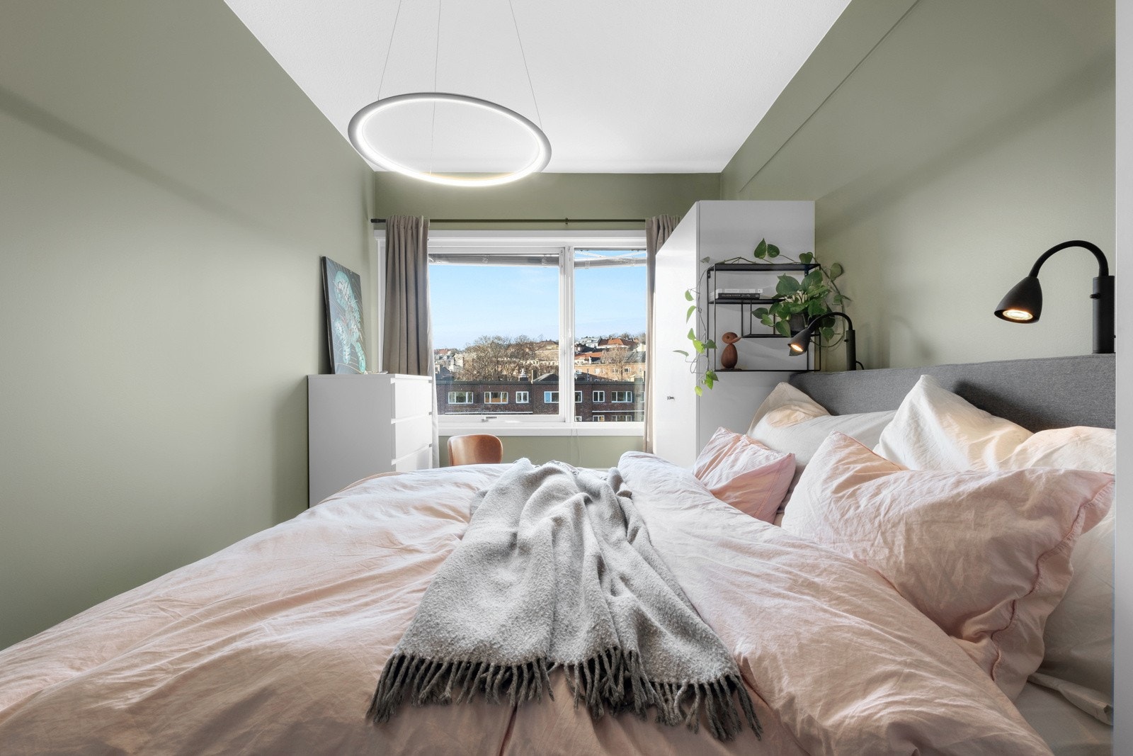 Rommet er malt i moderne farger. Galleribilde