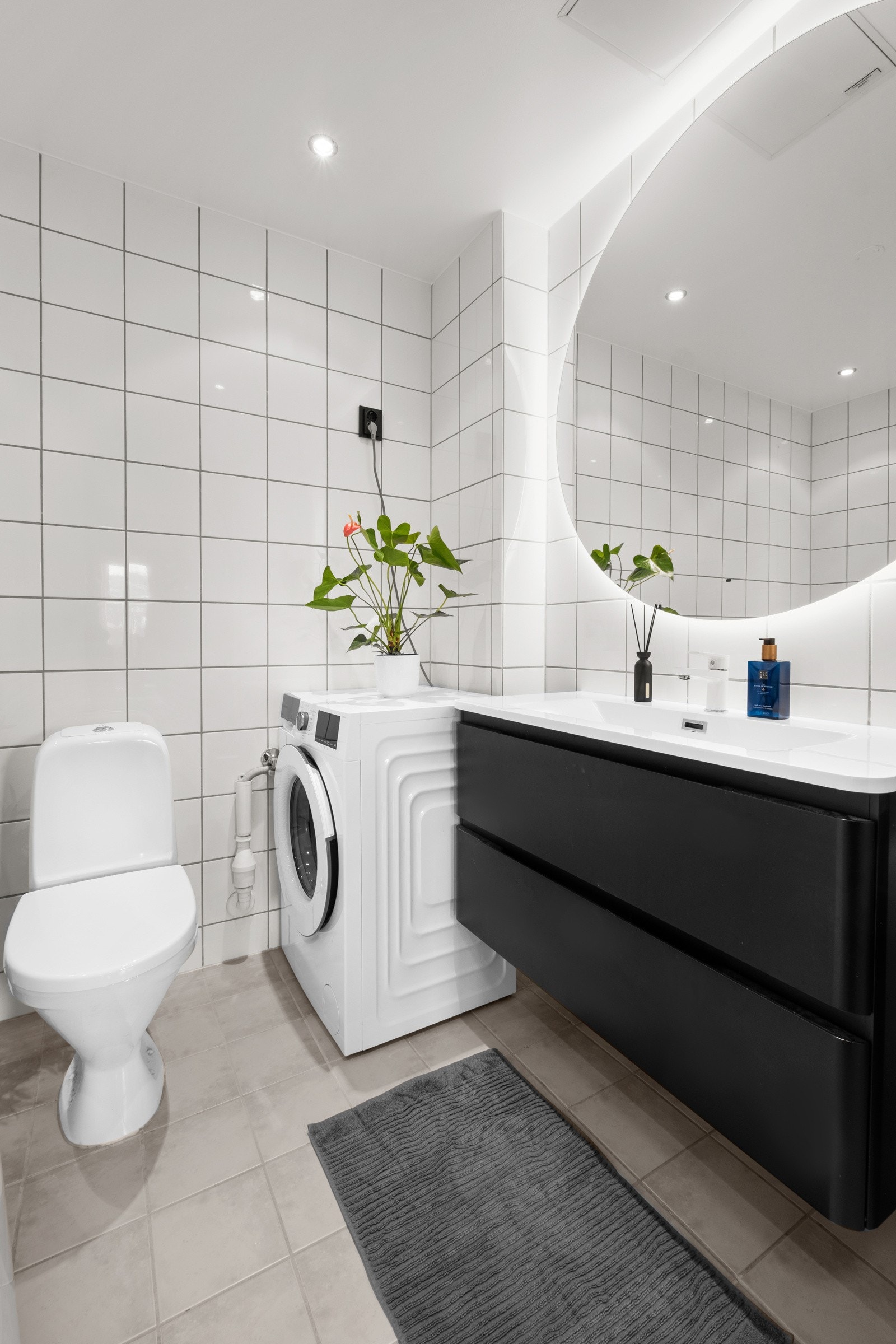 Lyst og moderne bad med stilren servant og oppbevaring i skuffer. Galleribilde