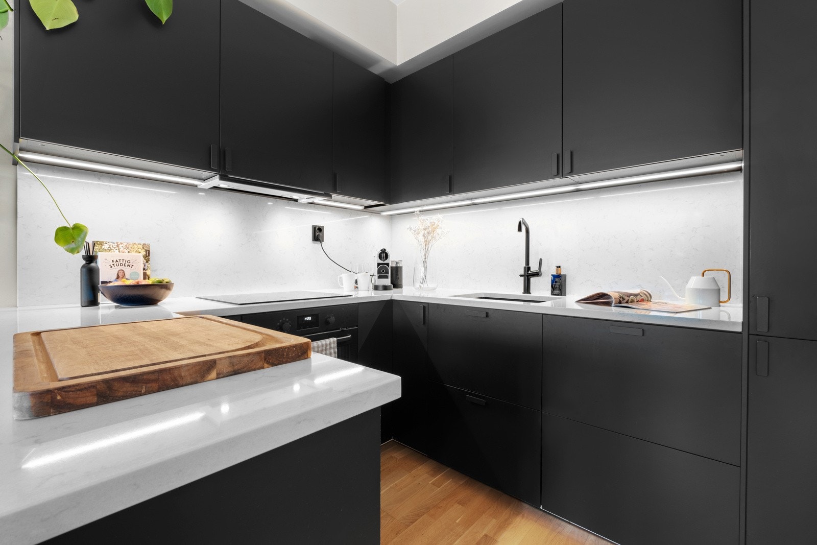 Kjøkkenet har en praktisk kjøkkenøy som skaper et naturlig skille mellom kjøkken og stue. I tillegg får du ekstra benkeplass. Galleribilde