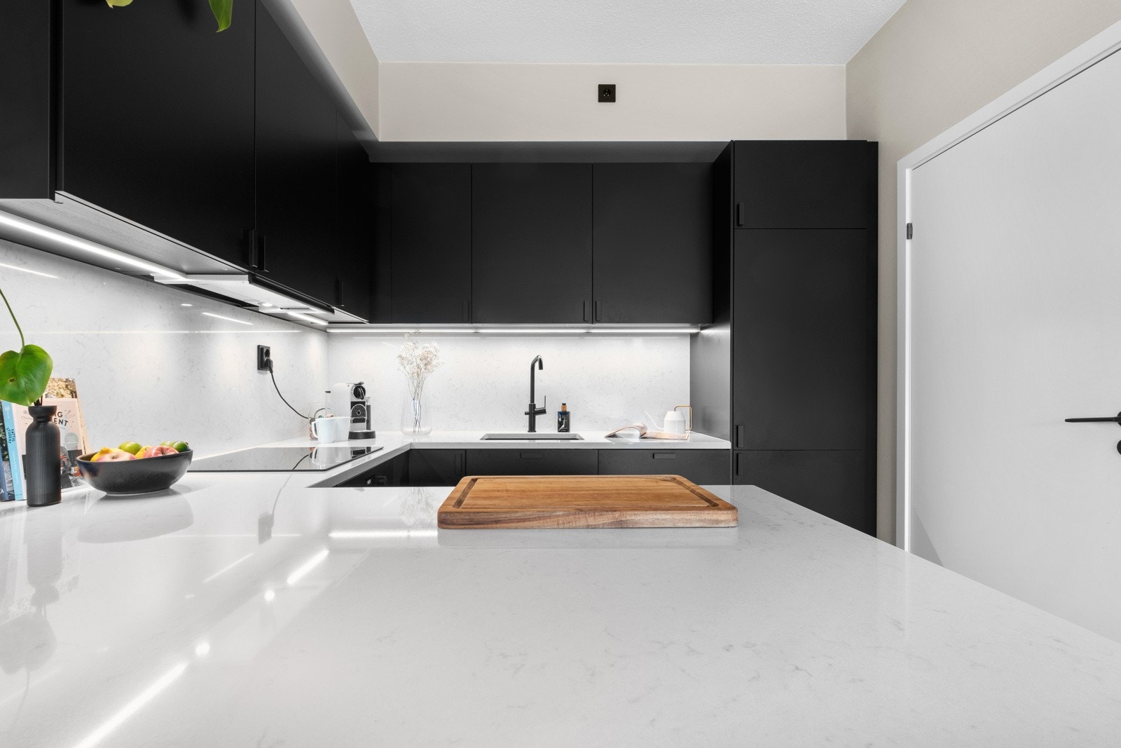 Her får du et stilrent og moderne kjøkken fra 2023. Galleribilde