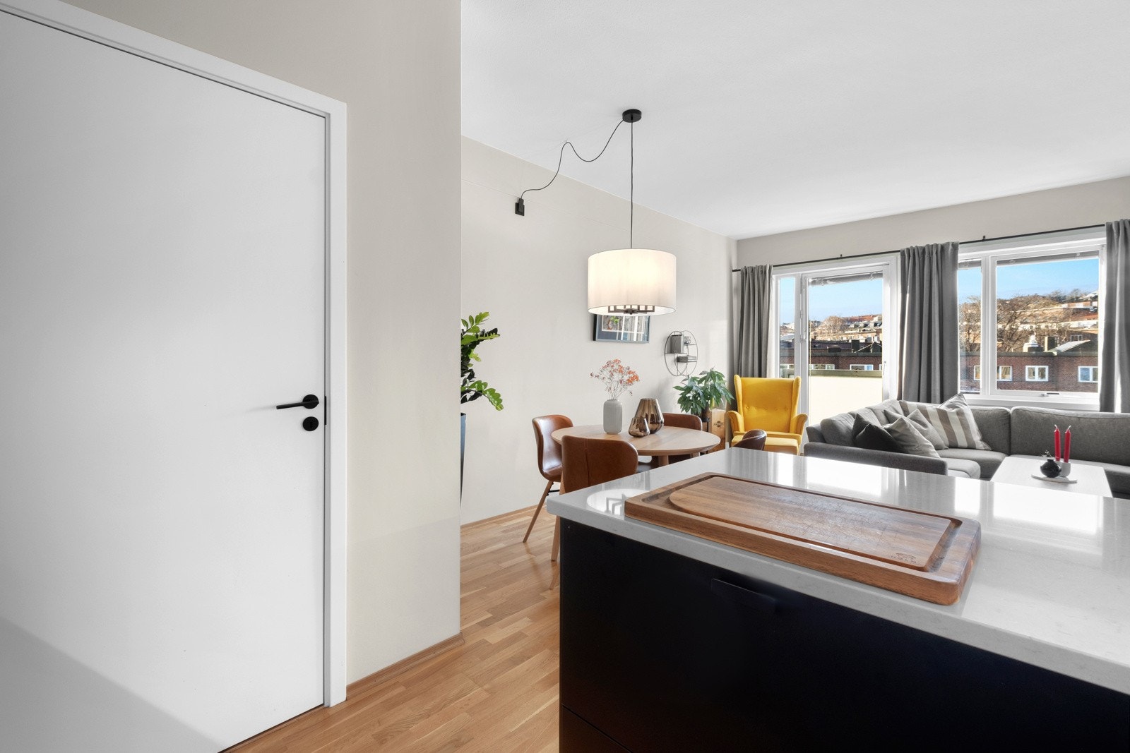 Fra kjøkkenet har du også en praktisk bod for lagring. Galleribilde