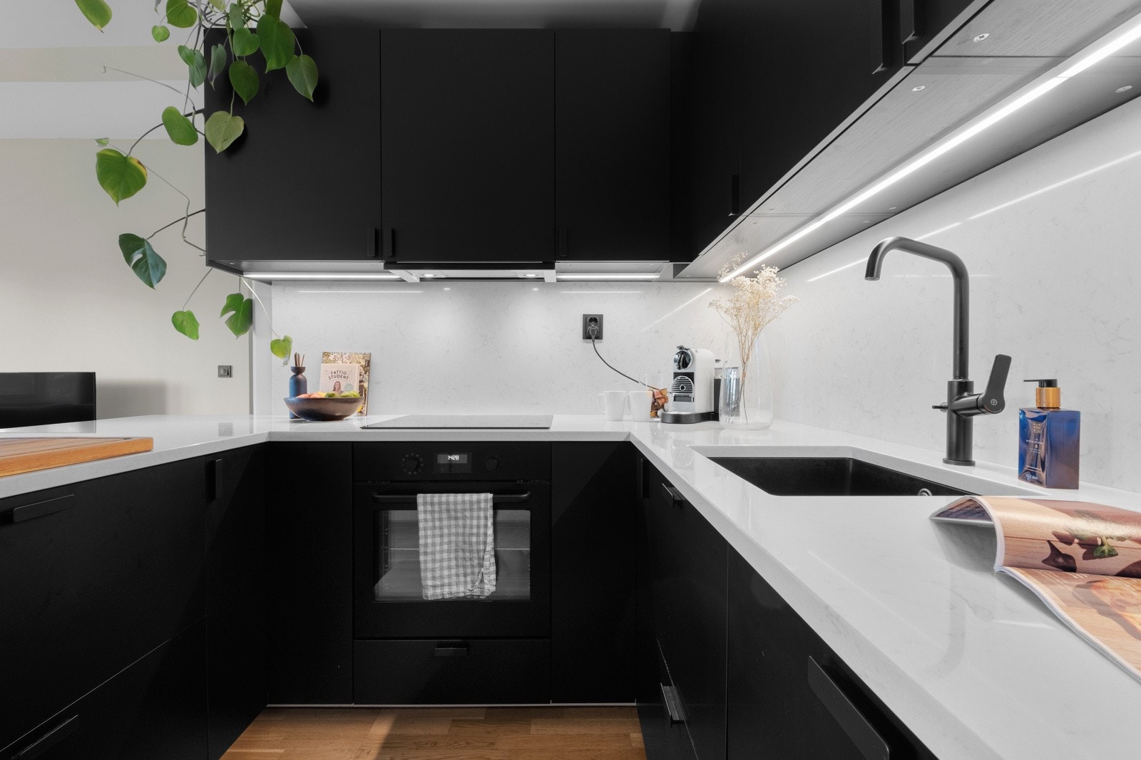 Kjøkkenet har god benkeplass samt gode oppbevaringsløsninger i over - og underskap. Galleribilde