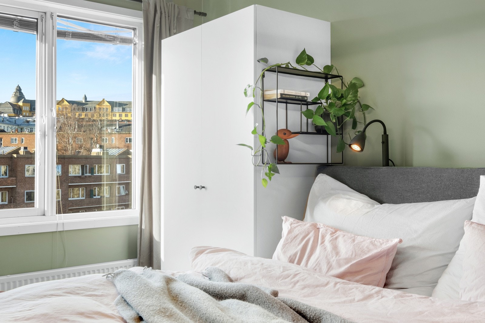 Store vinduer som gir godt innslipp av naturlig lys. Galleribilde