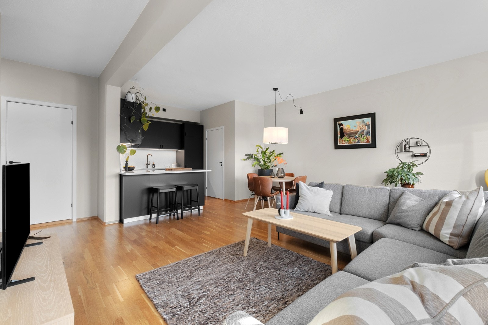 Stuen har god plass til sofa og spisegruppe. Galleribilde