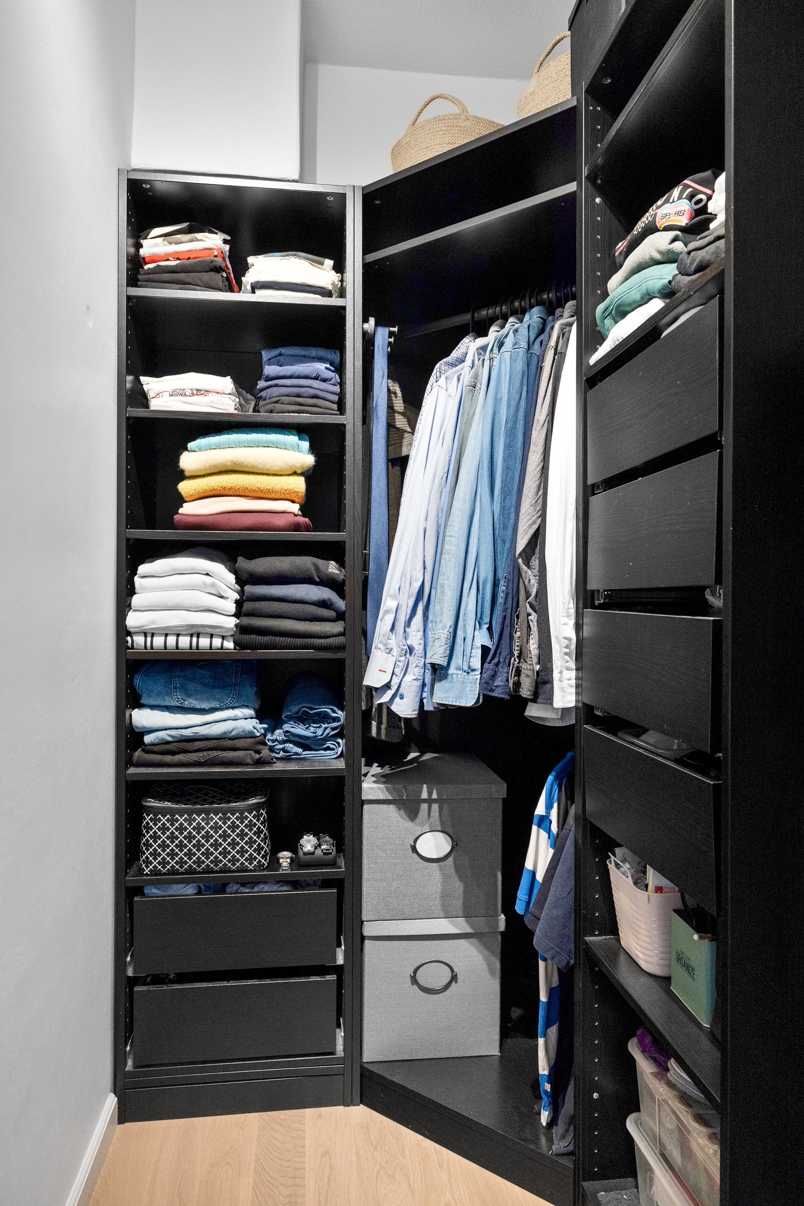 Svært gode oppbevaringsmuligheter i walk-in closet. Galleribilde