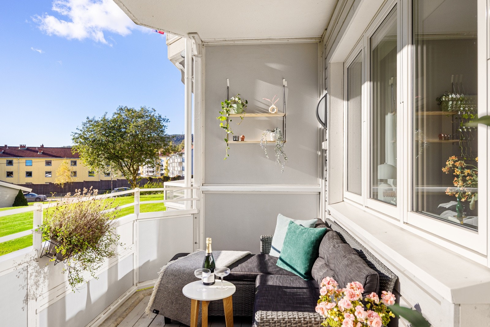 Solrik sydvestvendt balkong på 7 kvm med god plass til ønsket utemøblement Galleribilde