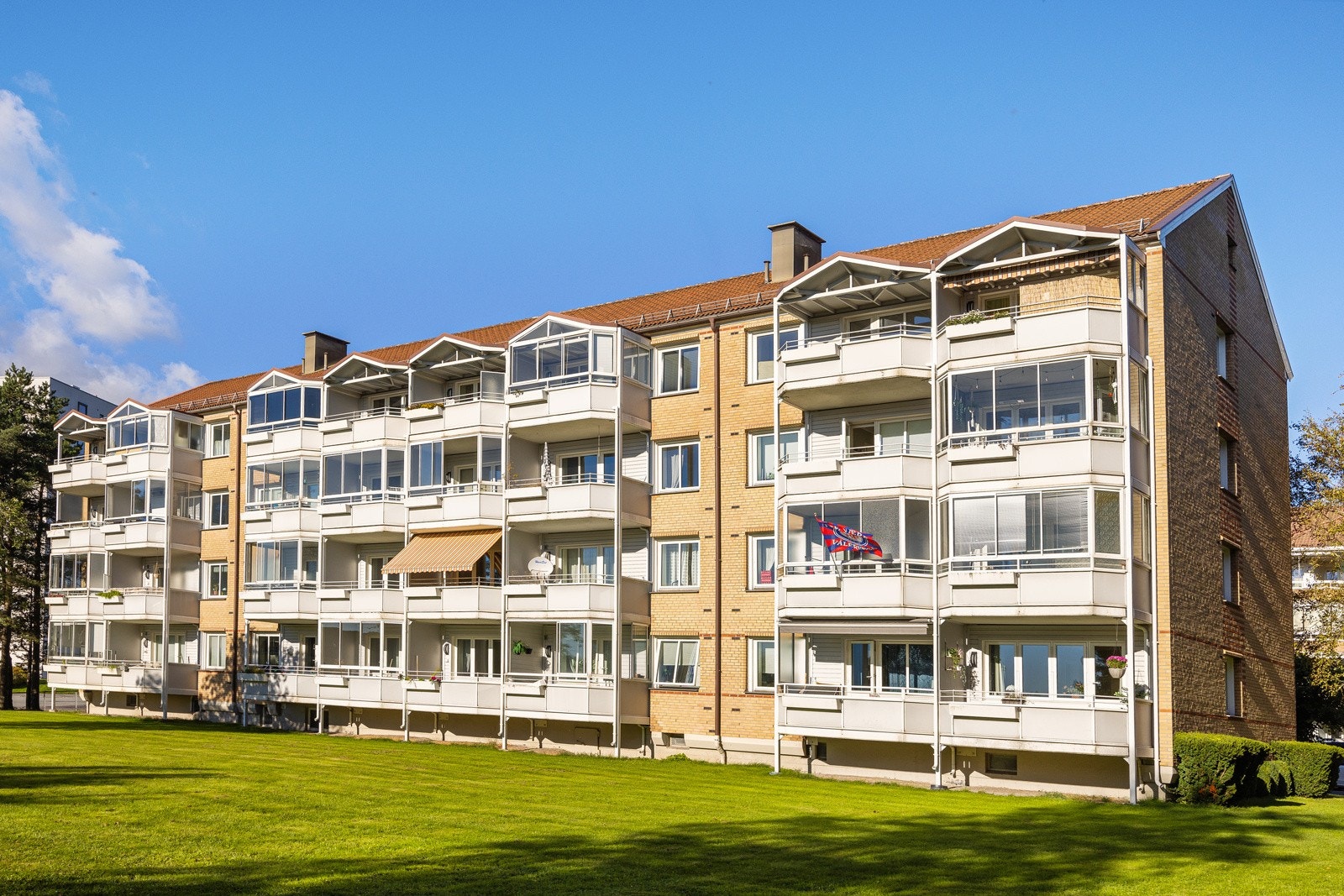 Fasade sett fra sommerstid, Galleribilde