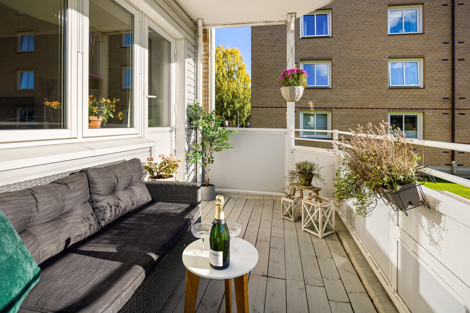 Balkongen er på hele 7 kvm og har utebelysning og stikkontakter. Gulvoverflater er belagt med terrassebord. Galleribilde