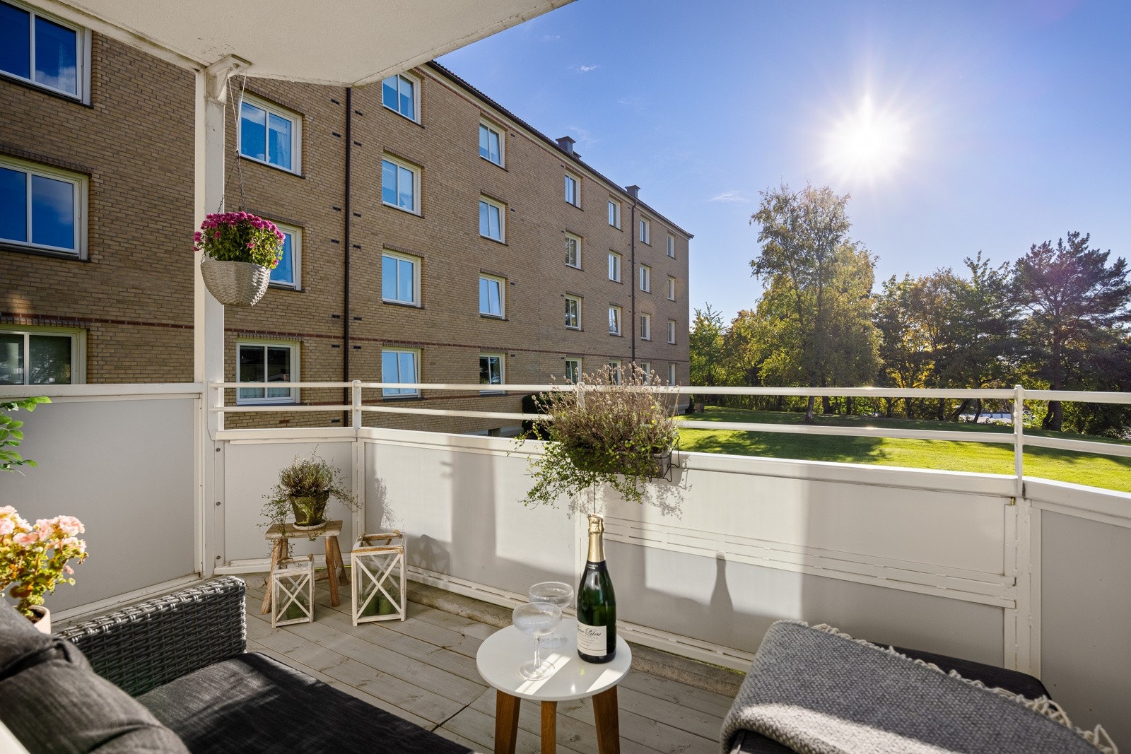 God plass til sittegruppe, grill og hyggelig beplantning. Galleribilde