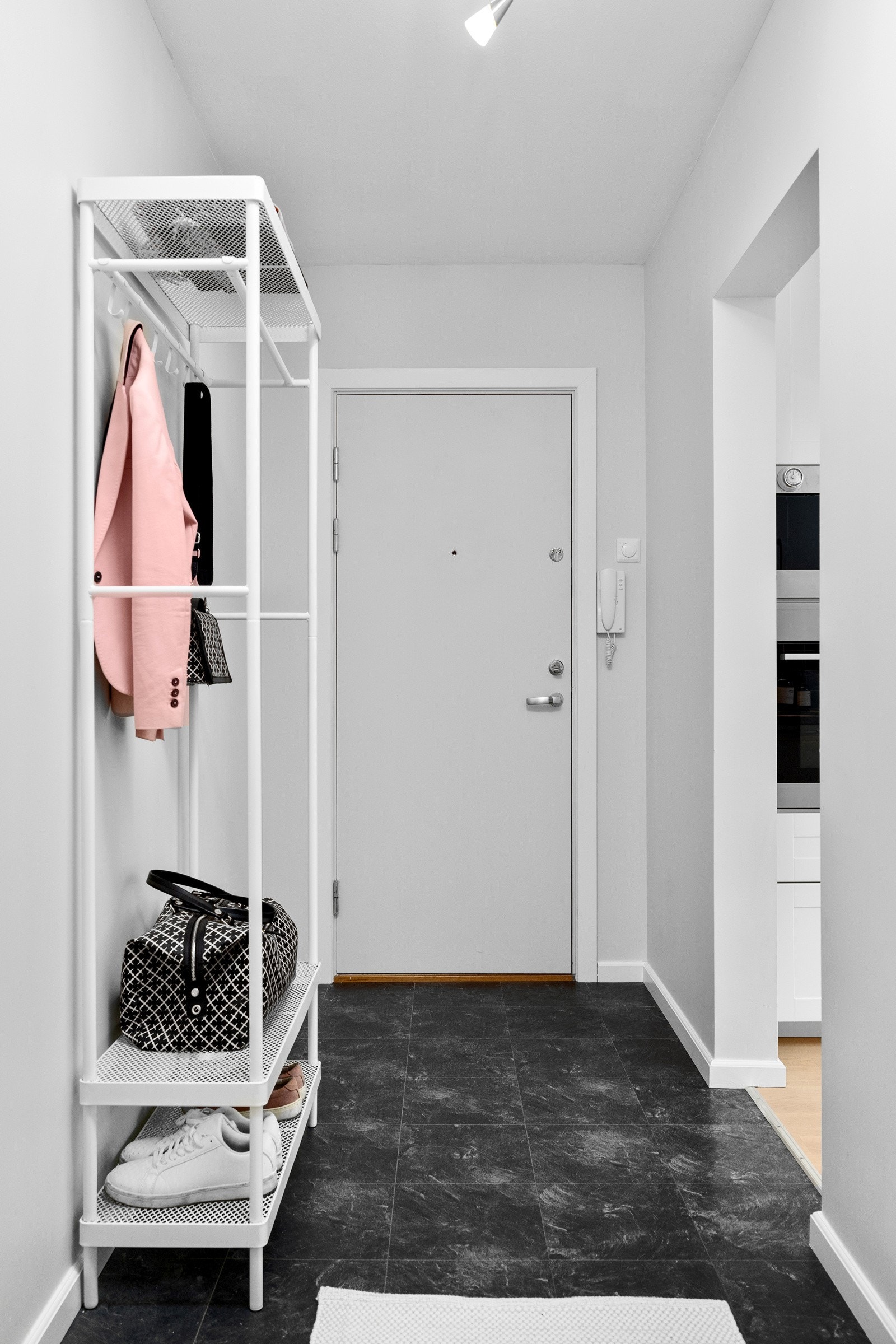 Hyggelig entré med god plass til oppheng av ytterklær. Galleribilde