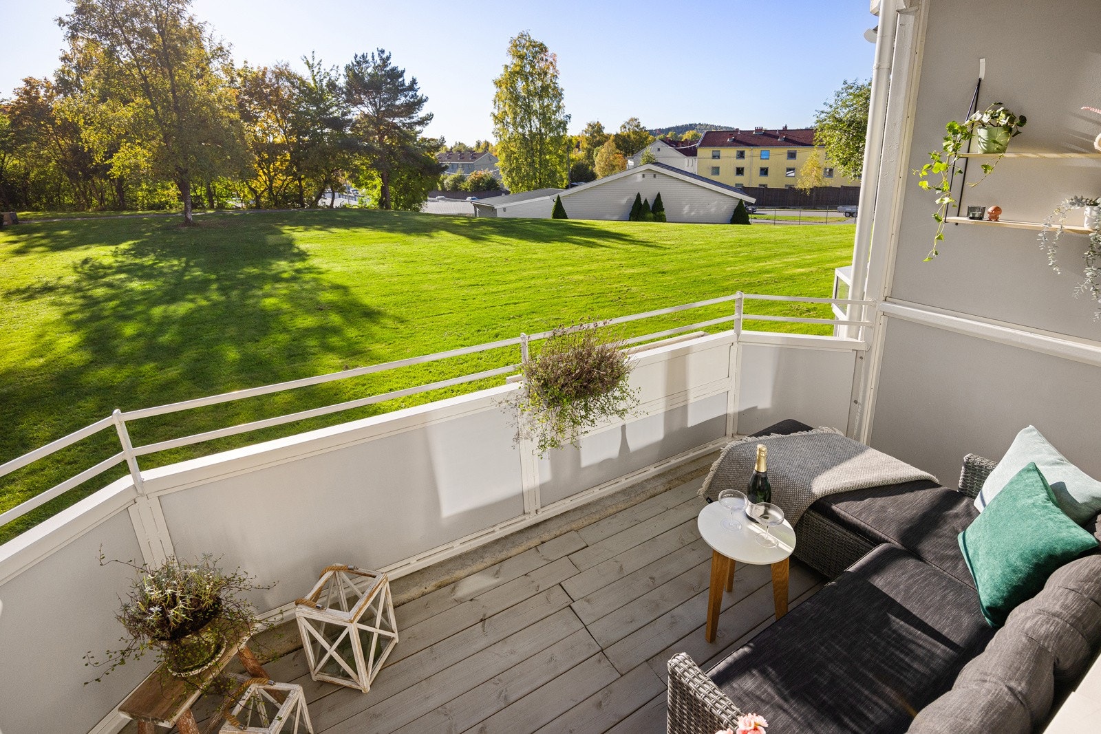 Direkte adkomst via stuen ut til solrik og herlig balkong vendt mot flotte fellesområder. Galleribilde