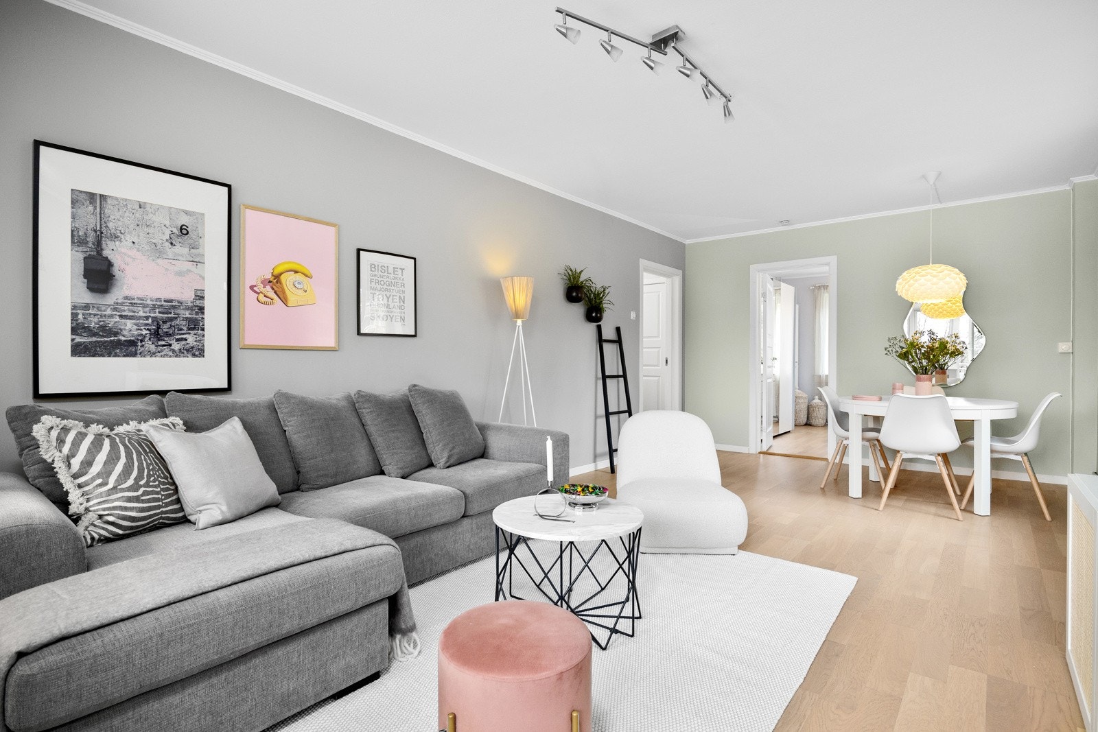 God plass til sittegruppe og spisebord til hyggelig sammenkomster. Galleribilde