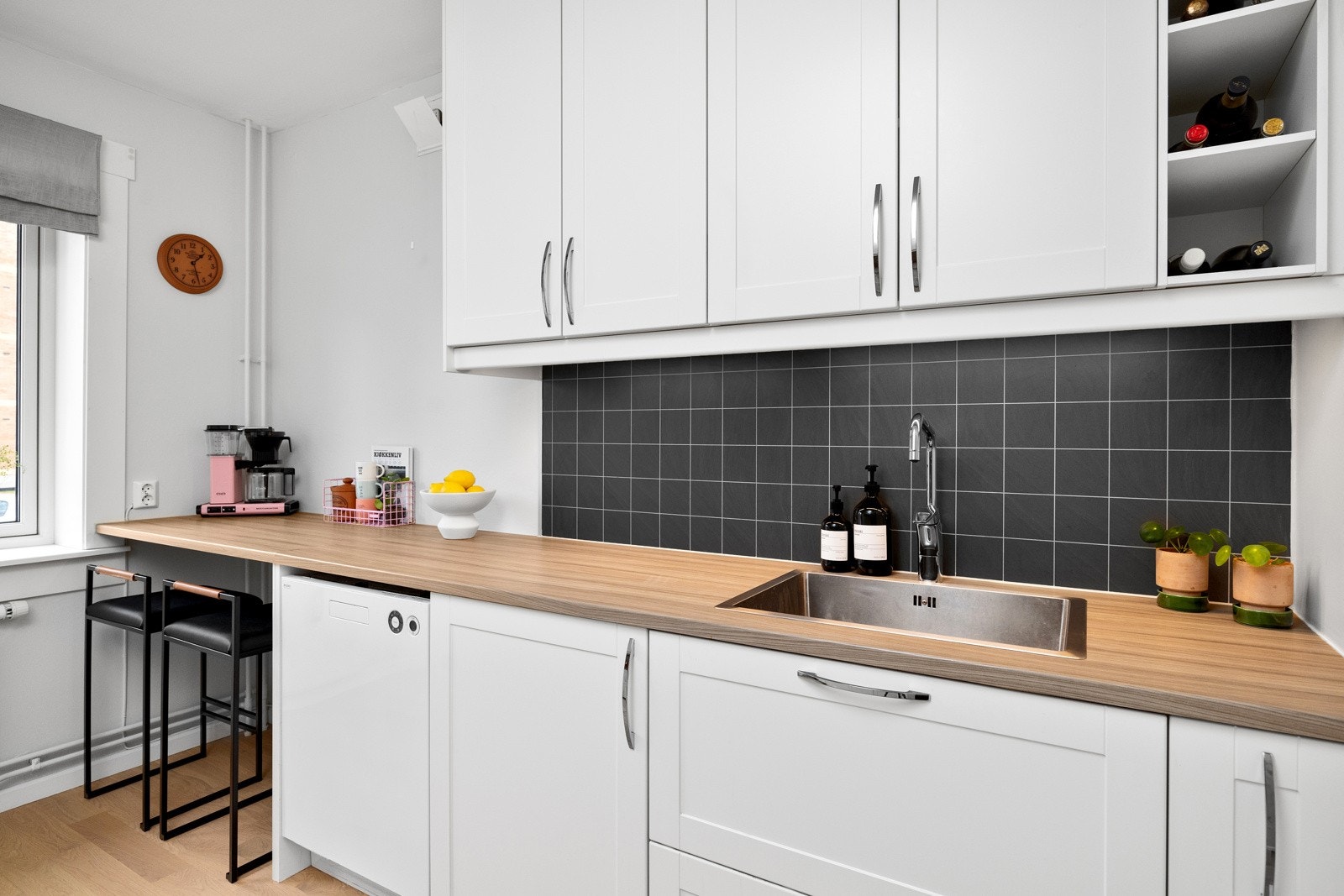 Benkeplass med mulighet for å sitte, samt vindu med hyggelig utsikt over fellesområdene til borettslaget. Galleribilde