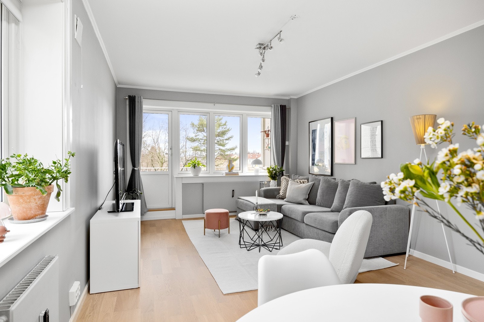 Store vindusflater fra 2013 og adkomst til balkong gir gode lysinnslipp og en luftig atmosfære. Galleribilde